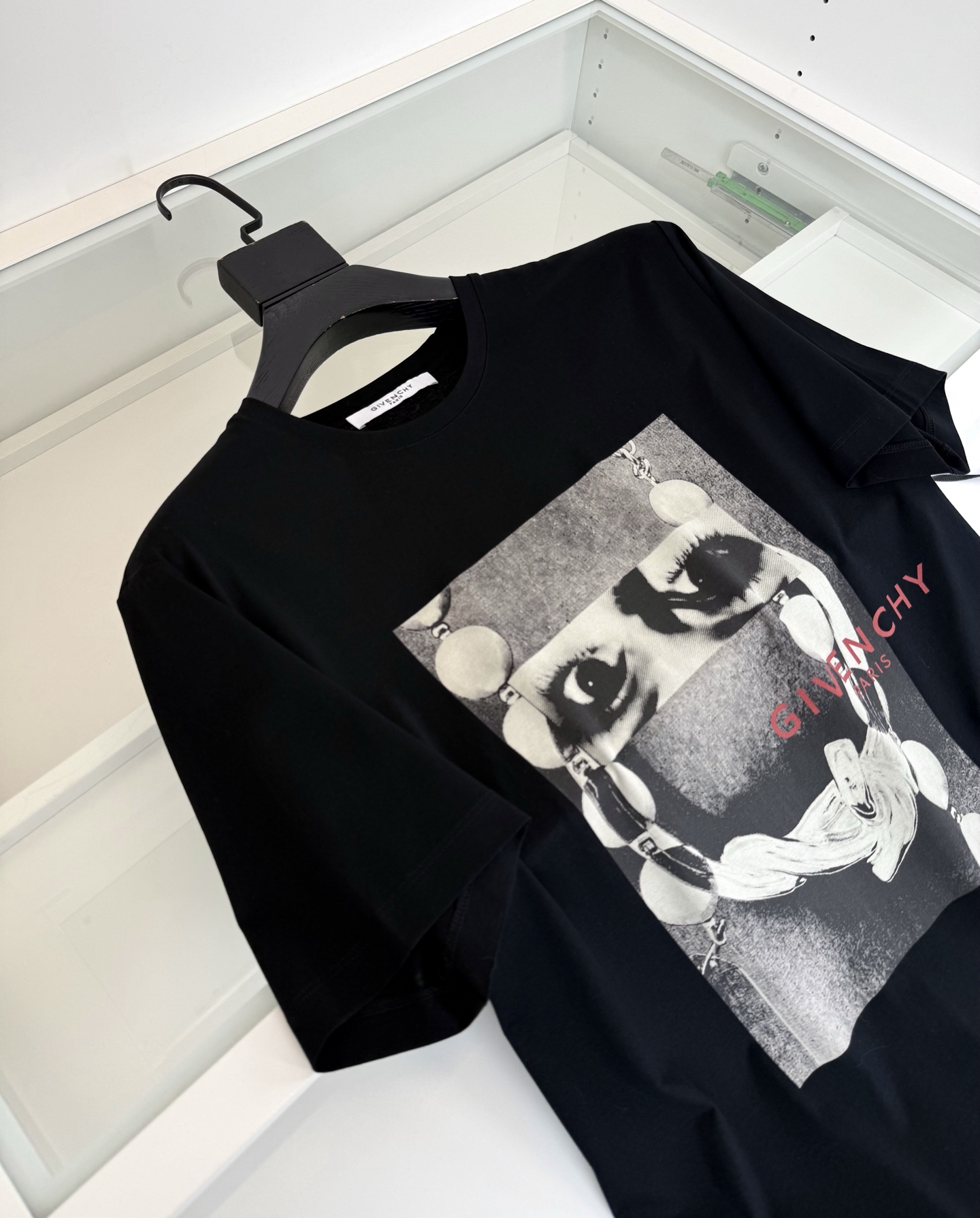 GI***CHY纪*希 2026春夏！柜在售。纪家迷必入推荐！艺术彩拔印花圆领短袖T恤 印花是Sarah