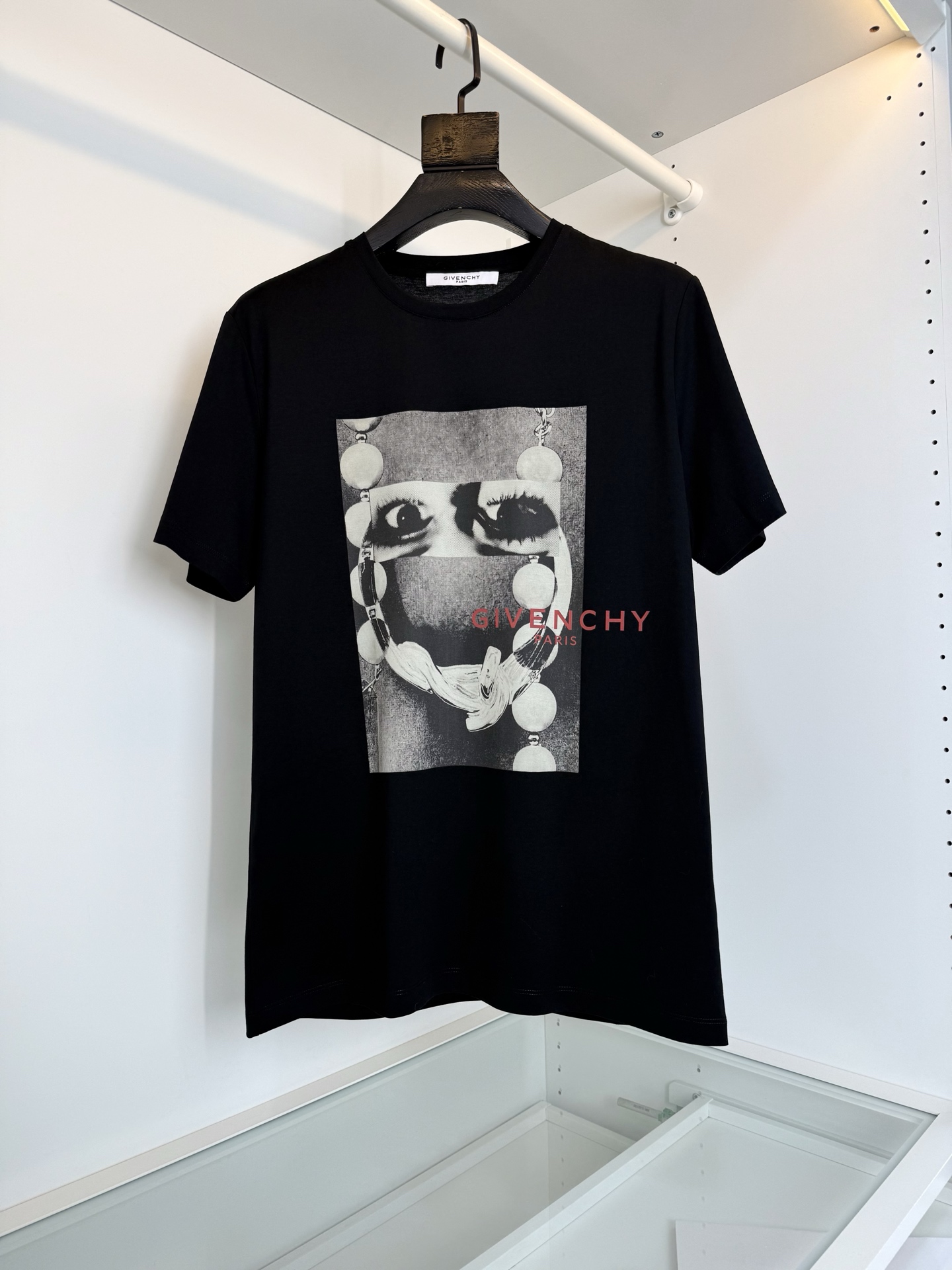 GI***CHY纪*希 2026春夏！柜在售。纪家迷必入推荐！艺术彩拔印花圆领短袖T恤 印花是Sarah