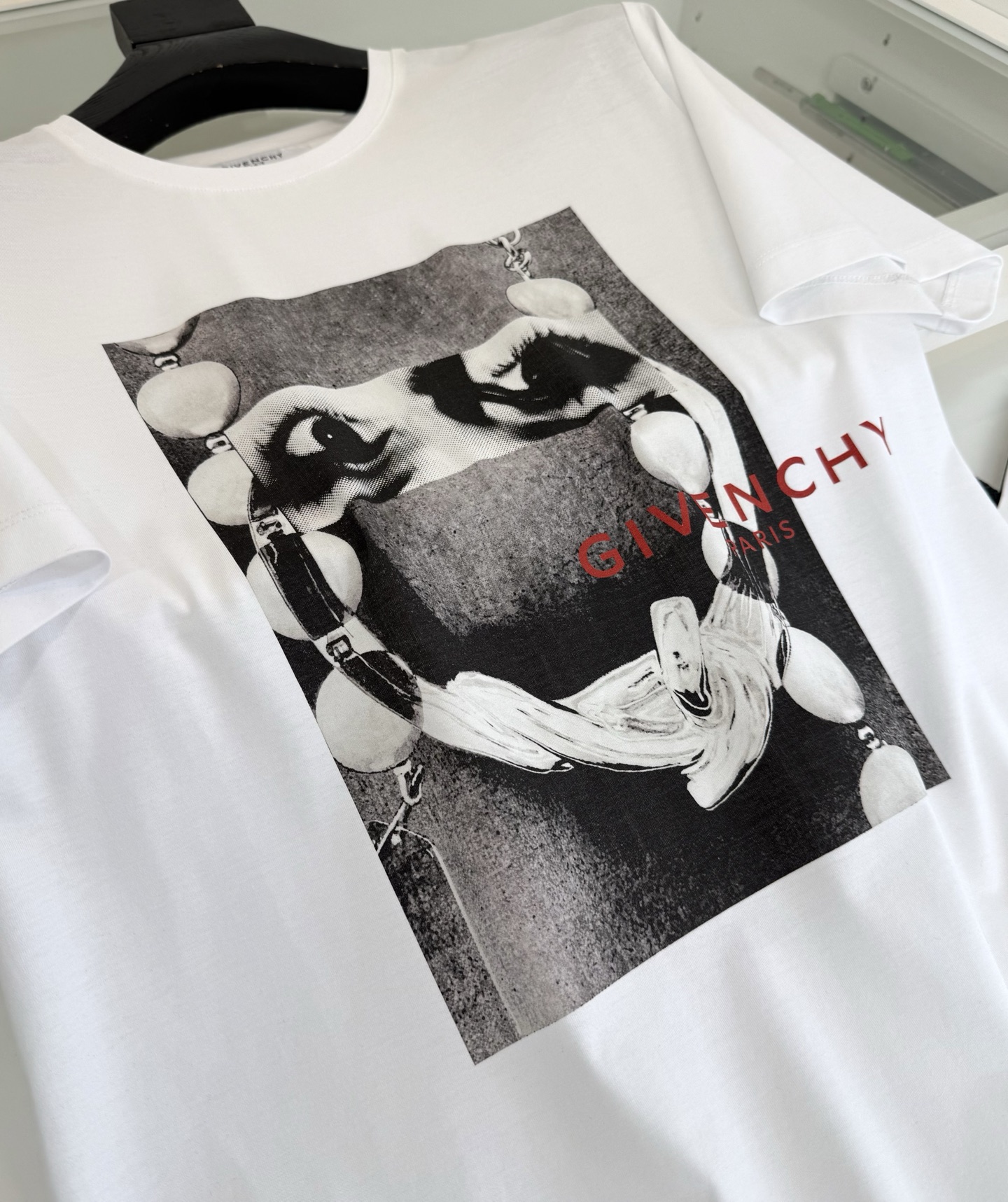 GI***CHY纪*希 2026春夏！柜在售。纪家迷必入推荐！艺术彩拔印花圆领短袖T恤 印花是Sarah