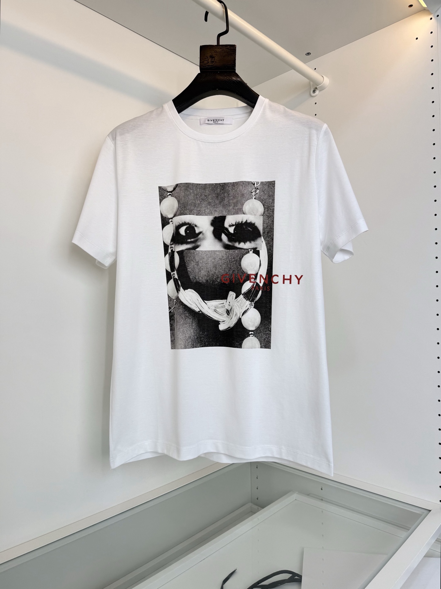 GI***CHY纪*希 2026春夏！柜在售。纪家迷必入推荐！艺术彩拔印花圆领短袖T恤 印花是Sarah