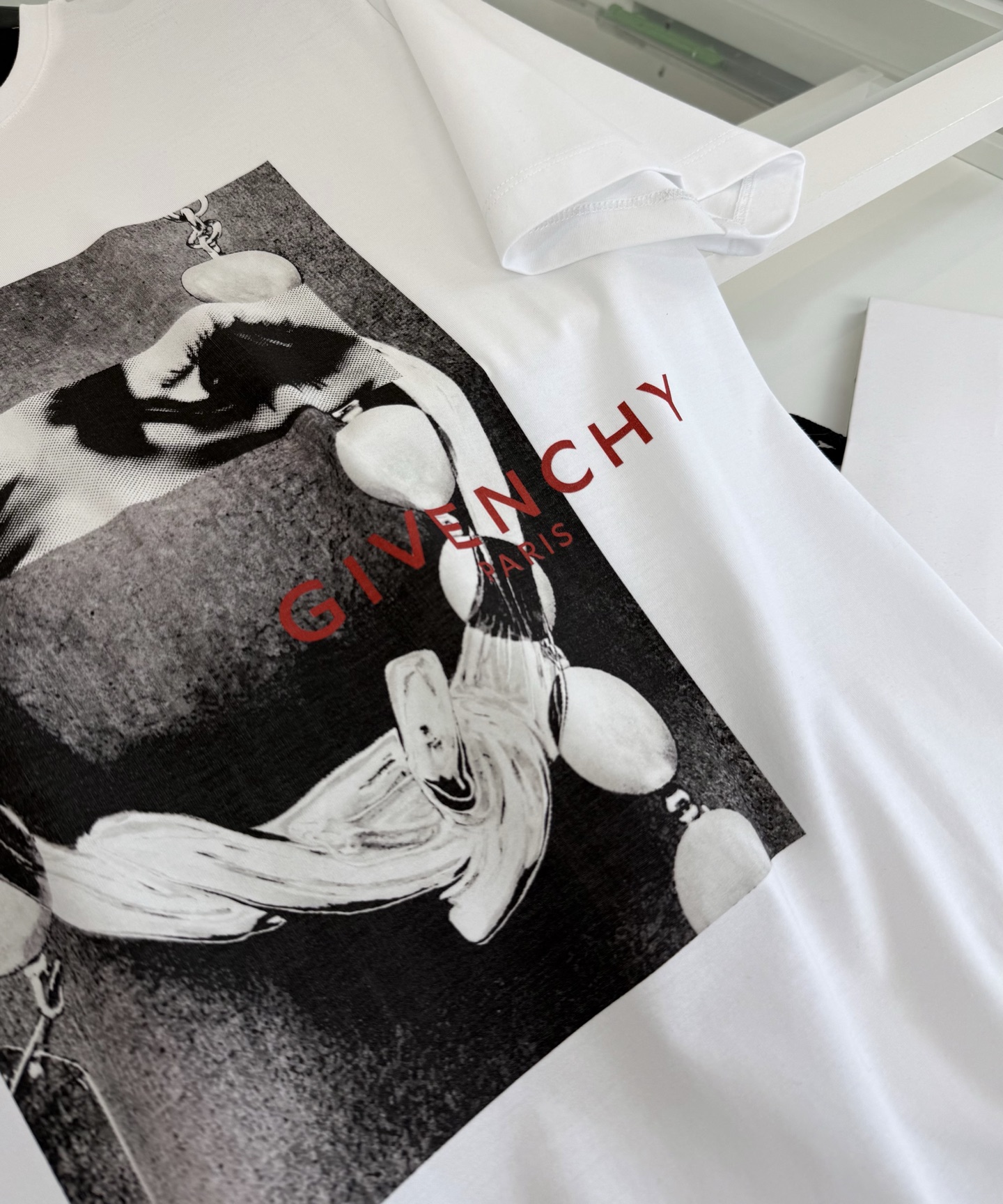 GI***CHY纪*希 2026春夏！柜在售。纪家迷必入推荐！艺术彩拔印花圆领短袖T恤 印花是Sarah