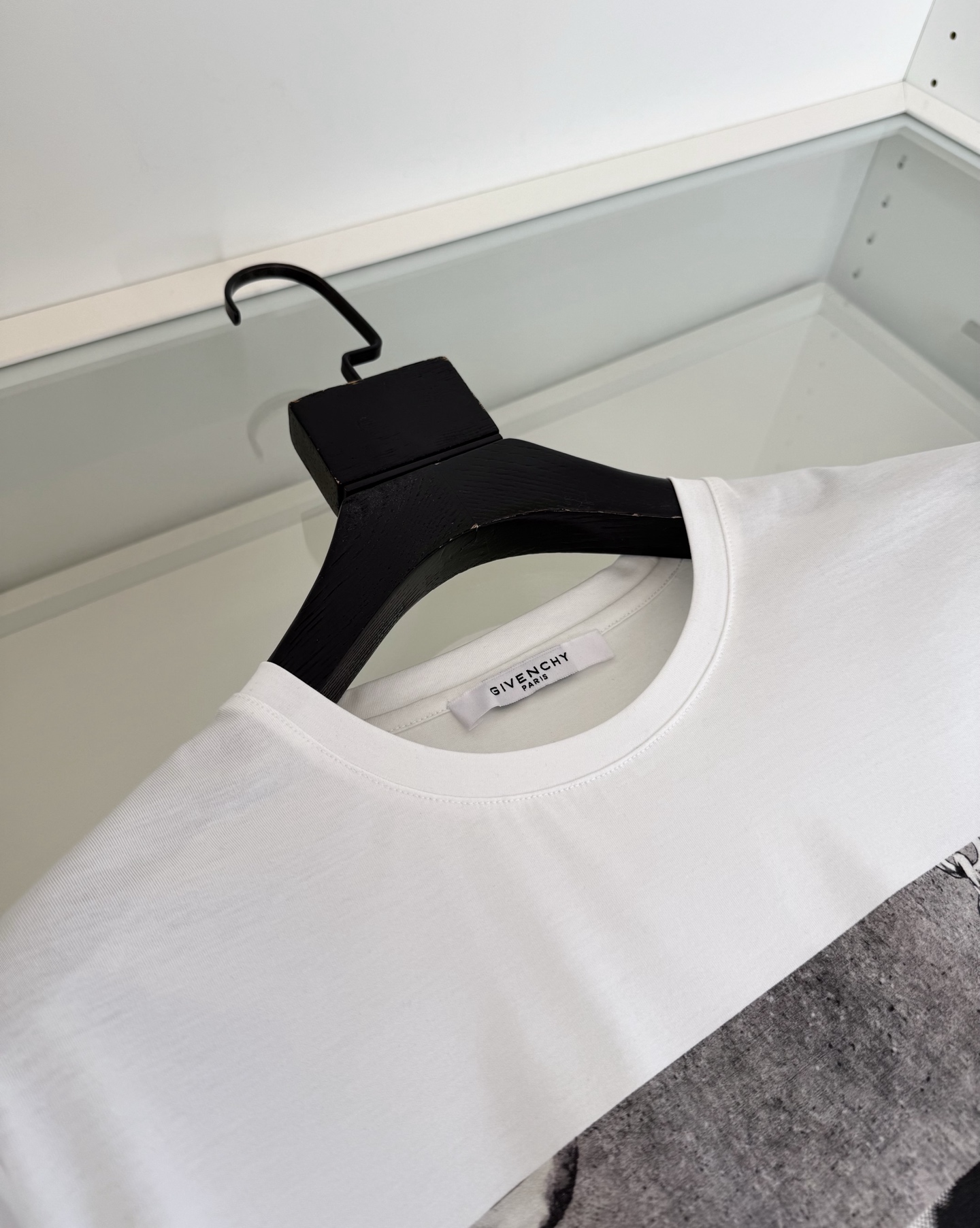 GI***CHY纪*希 2026春夏！柜在售。纪家迷必入推荐！艺术彩拔印花圆领短袖T恤 印花是Sarah