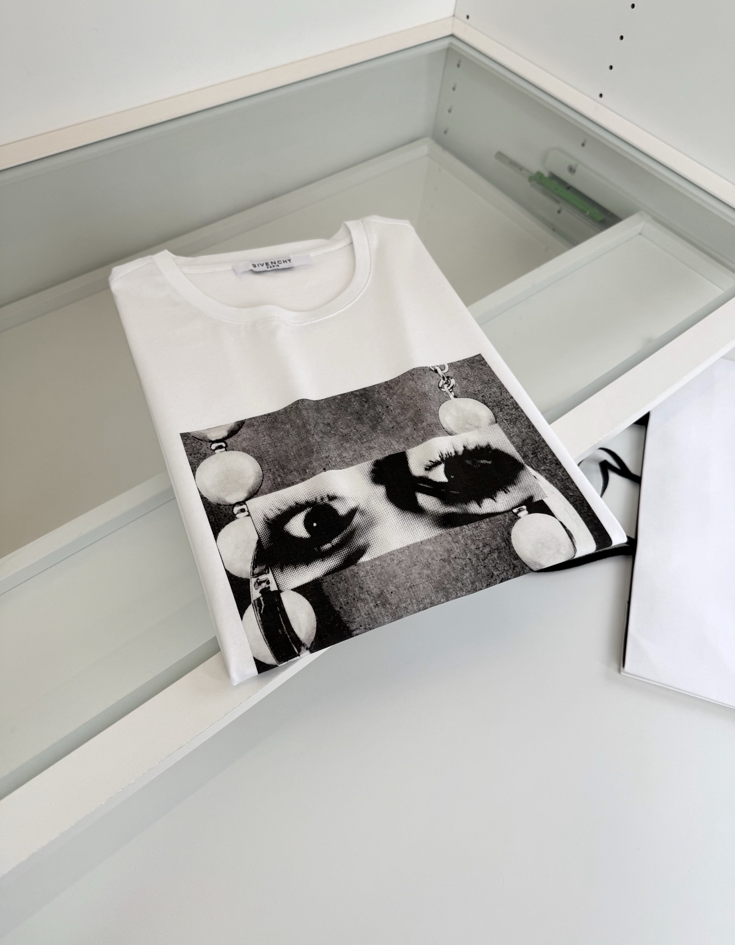 GI***CHY纪*希 2026春夏！柜在售。纪家迷必入推荐！艺术彩拔印花圆领短袖T恤 印花是Sarah