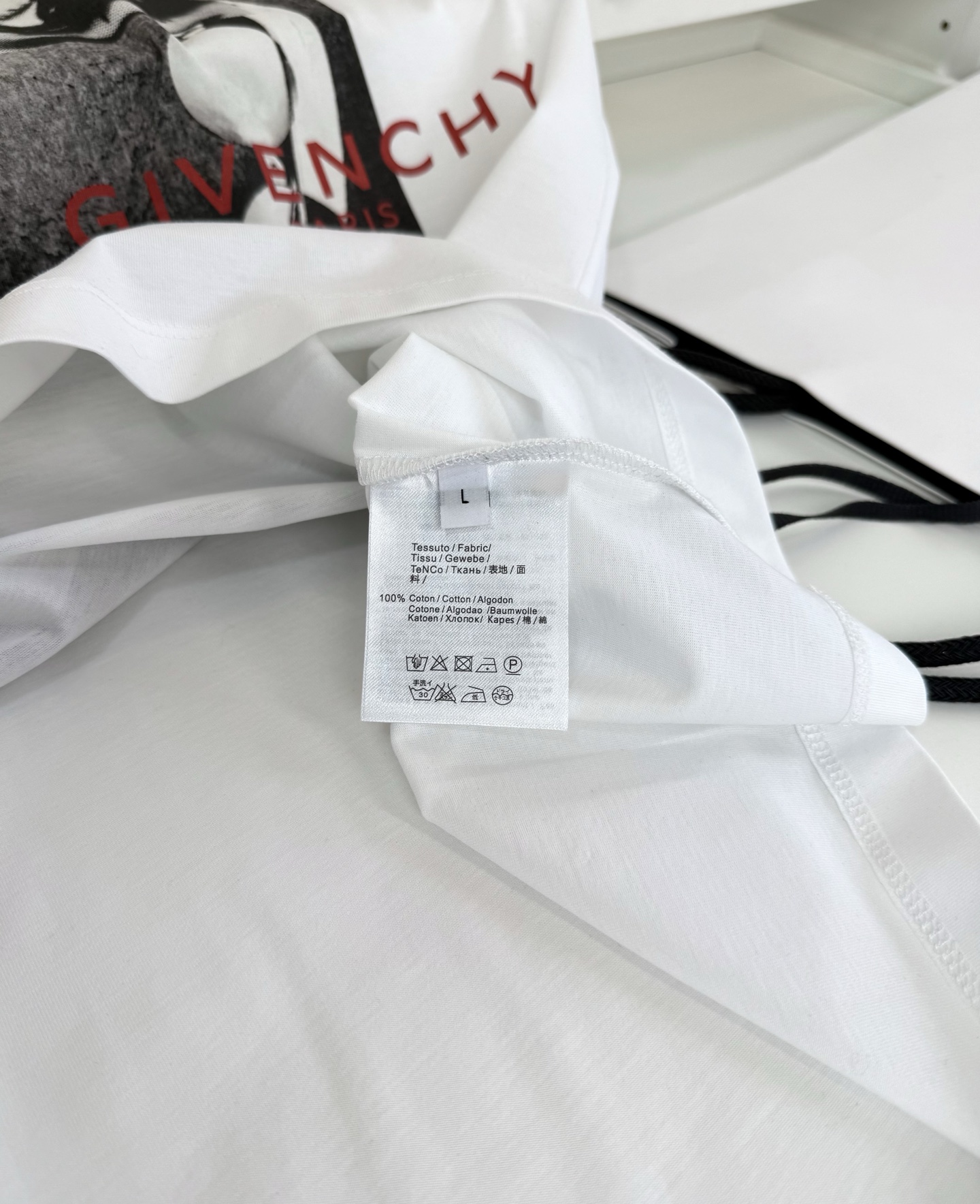 GI***CHY纪*希 2026春夏！柜在售。纪家迷必入推荐！艺术彩拔印花圆领短袖T恤 印花是Sarah