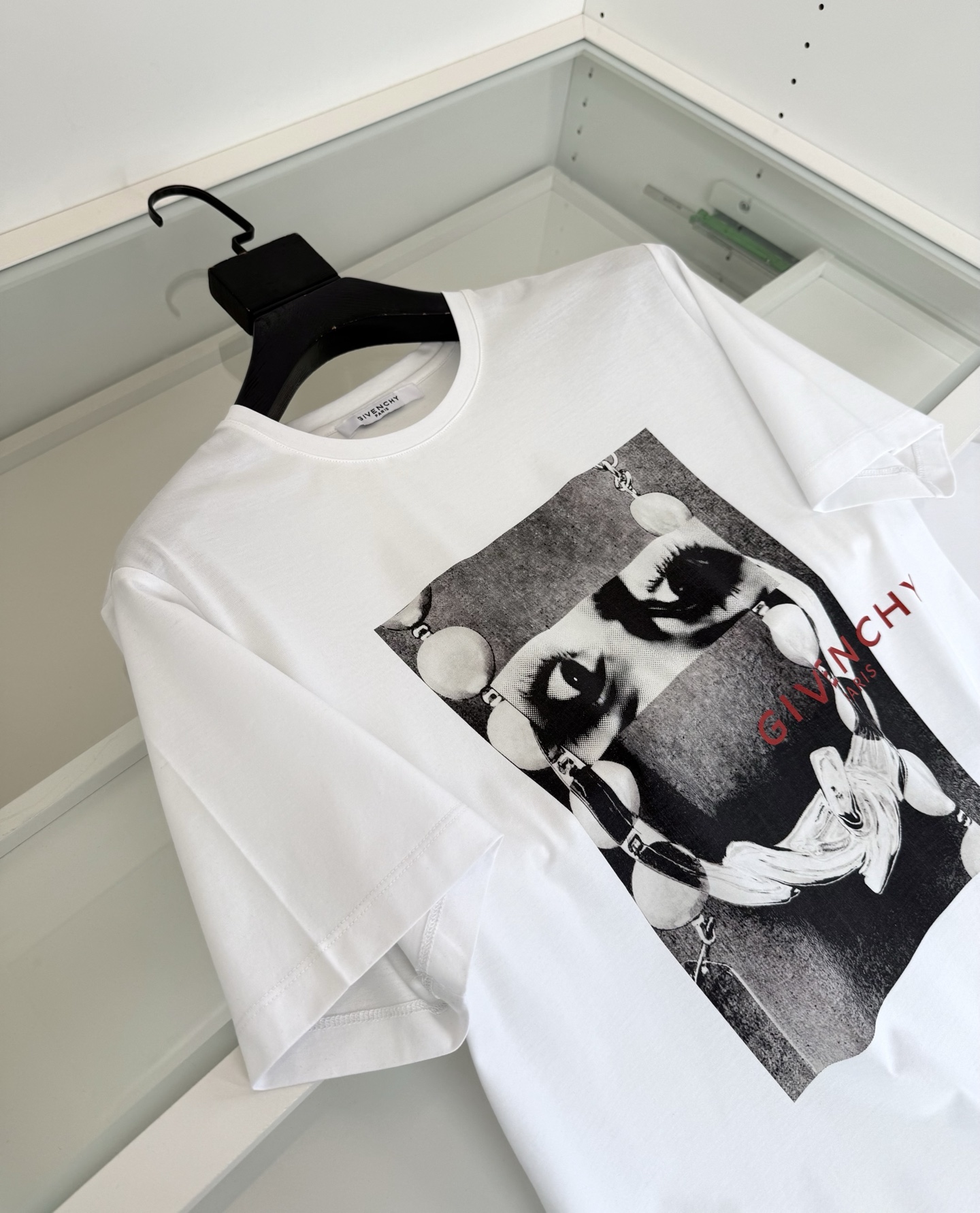 GI***CHY纪*希 2026春夏！柜在售。纪家迷必入推荐！艺术彩拔印花圆领短袖T恤 印花是Sarah