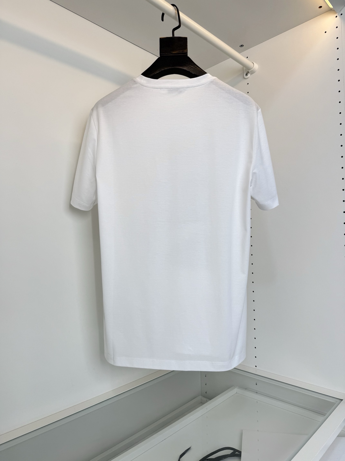 GI***CHY纪*希 2026春夏！柜在售。纪家迷必入推荐！艺术彩拔印花圆领短袖T恤 印花是Sarah