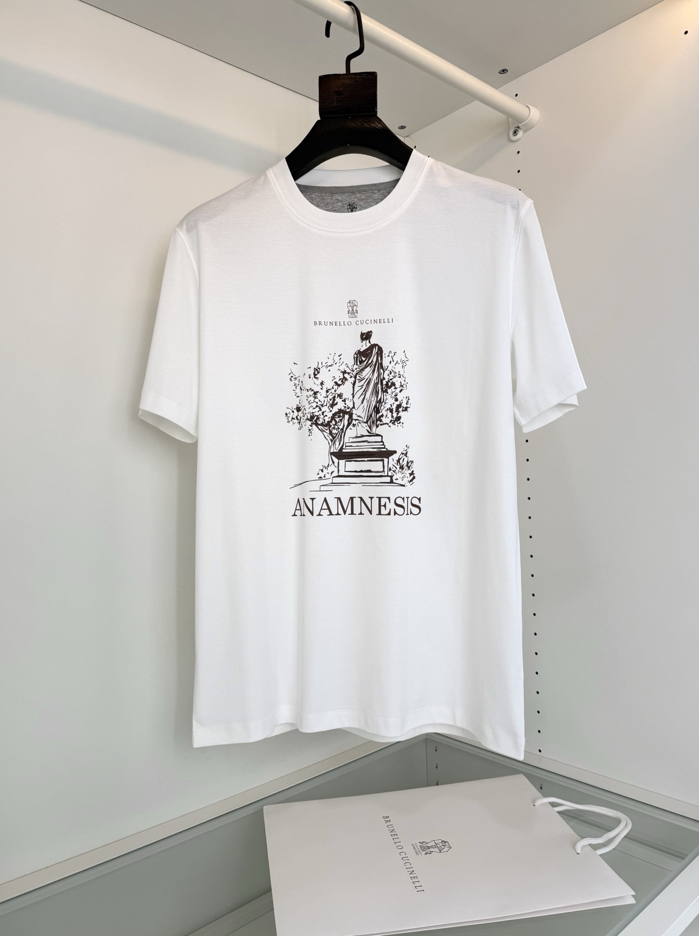 NO:743271,The highest version on the market, the girl inspects the goods, trims the three marks on the threads, and delivers the goods. You can send pictures and videos. If you want quality and service, please add me on WeChat. We will not accept urgent orders. Bru**llo Cuci**lli 2026 Spring and Summer is on sale in the cabinet. Sculpture printed mercerized cotton round neck T-shirt. The graphics are inspired by the artistic beauty of ancient Greek art. The upper body is very eye-catching. Fitted tailoring. The fabric is made of high-count mercerized cotton. It is silky and has a warm luster on the surface.  The upper body is comfortable, skin-friendly, breathable, and has a good stiff shape. Full product order [Color] Red Color Blue White [Size] M-3XL Try on 172-148 to wear L slim fit, men's clothing, tees, t-shirt,19860909市面最高版本小妹验货、修剪线头上三标、发货可发图及拍视频,要品质要服务的加我微信,不接急单. Bru**llo Cuci**lli 2026春夏 柜在售 雕塑印花丝光棉圆领T恤衫 图形源自古希腊艺术之美的艺术灵感设计, 上身很吸引眼球 合体的剪裁 面料采用高支丝光棉的材质 入手丝滑 表面有着温润的光泽感 上身 舒适 亲肤 透气 又有很好的挺括型 全品相订单【颜色】红色 彩蓝色 白色【码数】M-3XL 试穿172-148穿L修身感,男装,tees，t-shirt,,Women's clothing