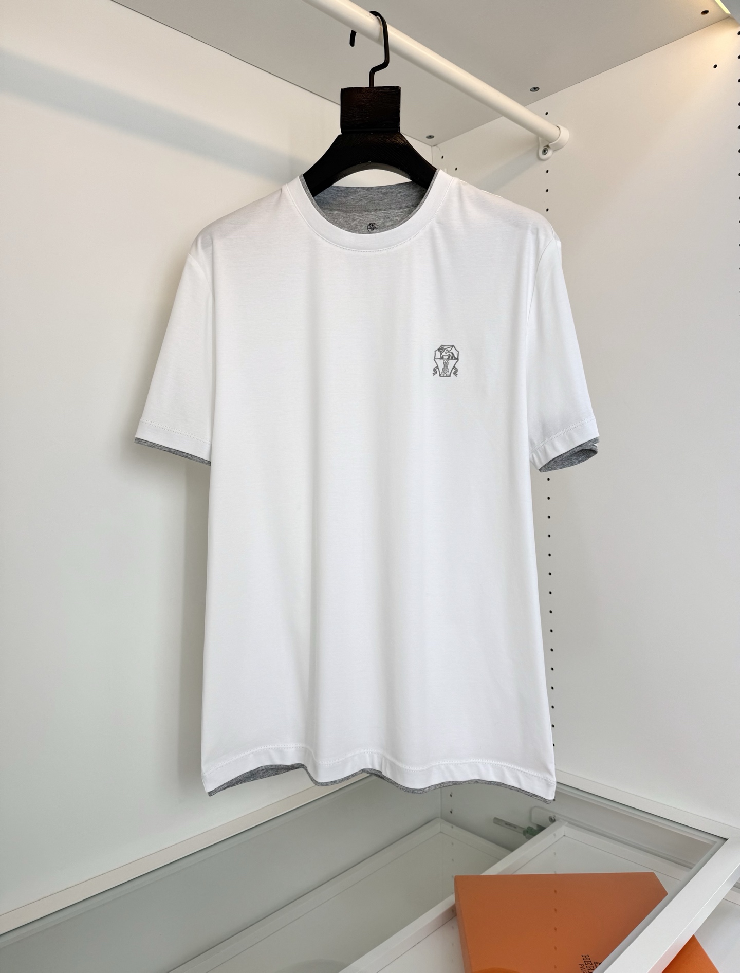 NO:743277,The highest version on the market, the girl inspects the goods, trims the three marks on the threads, and delivers the goods. You can post pictures and take videos. If you want quality or service, please add me on WeChat. We do not accept urgent orders. Bru**llo Cuci**lli Recommended by old money and new money!  The layering detail design is a classic style of his family every year. It is easy to wear and comfortable. The upper body can be greatly matched to create a sense of layering. The classic logo embroidery is combined with the collar, cuffs and hem edges to embed contrasting cotton decoration. The layering design looks simple. The craftsmanship is reflected in every detail. The fabric has slight elasticity and is made of high-count long-staple mercerized cotton. The upper body is silky, breathable and has a good gloss. It is high-end and textured. The high count of the fabric guarantees the crispness of the clothes.  Order in full condition [Color] Black Blue Red White [Size] M-3XL Try on 1721-148 to wear L slim fit, men's clothing,19860909市面最高版本小妹验货、修剪线头上三标、发货可发图及拍视频,要品质要服务的加我微信,不接急单. Bru**llo Cuci**lli 老钱新贵推！ 叠穿细节设计 作为他家年年经典款式 好穿 舒适 上身能很大的搭配出层次感 标志经典刺绣 结合 领口 袖口和下摆边缘嵌入撞色棉质装饰叠穿的设计 看似简约 细节上处处都体现工匠精神 面料有着微微的弹力 采用高支长绒丝光棉材质 上身丝滑 透气 又有很好的光泽感 高档而显质感 面料的支数高 保证的衣服挺括感 全品相的订单 【颜色】黑色 蓝色红色 白色【码数】M-3XL 试穿1721-148穿L修身感,男装,,Women's clothing