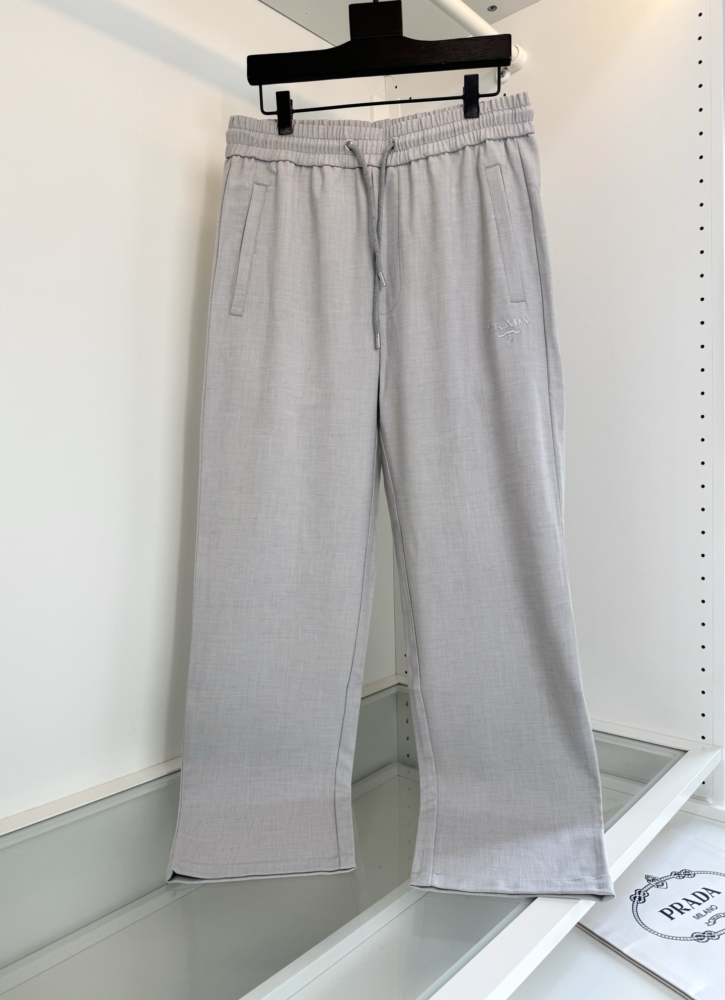 NO:743256,The highest version on the market, the girl inspects the goods, trims the three marks on the threads, and delivers the goods. You can send pictures and take videos. If you want quality and service, please add me on WeChat. We will not accept urgent orders. Pr*da 2026 Spring and Summer Tencel, cotton and linen blended elastic waist straight casual pants, classic style, practical for both business and leisure, logo embroidery embellishment  The upper body has a lazy and elegant temperament. The loose volume of the elastic waist and the practical drawstring at the waist create a balanced elegance in contrast. Pockets on both sides, well-fitting tailoring, classic embellishment of the triangle logo on the back pocket, highlighting the brand details. The fabric is made of Tencel cotton and linen blended material. It is comfortable, breathable and moisture-wicking. It has many advantages. It becomes softer the more you wash it. It has the characteristics of charm the more you wear it. It is also a fabric favored by luxury brands. It is a good match for business and leisure orders for all-quality orders.  Highly recommended for spring and summer [Color] Black Dark Gray Light Gray [Size] M-3XL Try on 172-148 to wear L for slim fit, Prada-clothing, prada,19860909市面最高版本小妹验货、修剪线头上三标、发货可发图及拍视频,要品质要服务的加我微信,不接急单. Pr*da普*达 2026春夏 天丝棉麻混纺松紧腰直筒休闲裤 经典款 商务休闲都实穿的一款 标志刺绣点缀 上身有着慵懒的典雅气质.松紧腰部宽松量感与腰部的实用抽绳,在对比中营造平衡的优雅.两侧插袋 合体的剪裁版型 后口袋三角标经典点缀 凸显品牌细节 面料采用天丝棉麻混纺材质 舒适透气 吸湿排汗 ........有着很多优点 越洗越柔软 越穿越有韵味的特点 也是奢牌品钟爱的一款面料 全品相的订单 商务休闲都能很好搭配一款 春夏强烈推荐【 颜色】黑色 深灰色 浅灰色 【码数】M-3XL 试穿172-148穿L修身感,普拉达-服装,prada,,Women's clothing