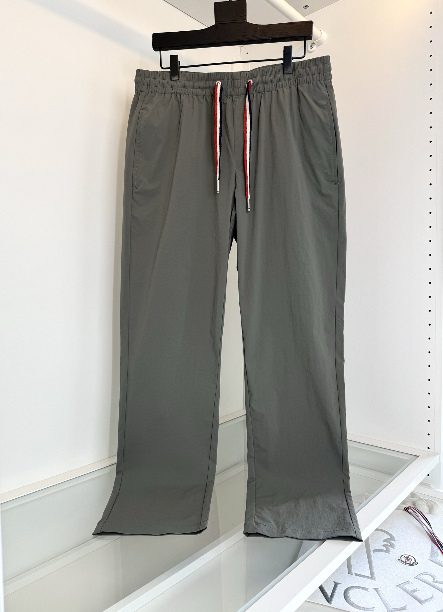 NO:743254,The highest version on the market, the girl will inspect the goods, trim the three marks on the threads, and ship the goods. You can post pictures and take videos. If you want quality or service, please add me on WeChat. We will not accept urgent orders. MON**ER 2026 Spring and Summer Thin Style Classic and Versatile Elastic Waist Straight Casual Pants!  Classic and practical style, back pocket logo embellishment design, red, white and blue drawstrings and hardware accessories, very detailed, easy to put on and take off elastic waist drawstrings, pockets on both sides, slightly loose tailoring; casual and fashionable, the fabric is made of blended materials, the upper body is comfortable and breathable, easy to care for and has a good sense of stiffness, the overall design is full of vigorous youthful vitality, the whole product is in order. Color Black Blue Green Size M-3XL  Try on 172-148 waist, 2 feet 5, wear L, suitable, muzzle-clothing, Moncler,19860909市面最高版本小妹验货、修剪线头上三标、发货可发图及拍视频,要品质要服务的加我微信,不接急单.蒙**口MON**ER 2026春夏薄款 经典百搭 松紧腰直筒休闲裤！经典实穿的款式 后口袋标志点缀设计 红白蓝抽绳与五金辅料 很有细节感 穿脱方便的松紧腰抽绳 两侧插袋 版型采用略微宽松的剪裁；随意时尚,面料采用混纺材质,上身舒适透气,易打理的同时又有很好的挺括感,整体的设计充满了蓬勃的年轻活力,全品相订单 颜色 黑色 蓝色 绿色 码数M-3XL 试穿172-148腰围2尺5穿L合适,蒙口-服装,Moncler,,Women's clothing