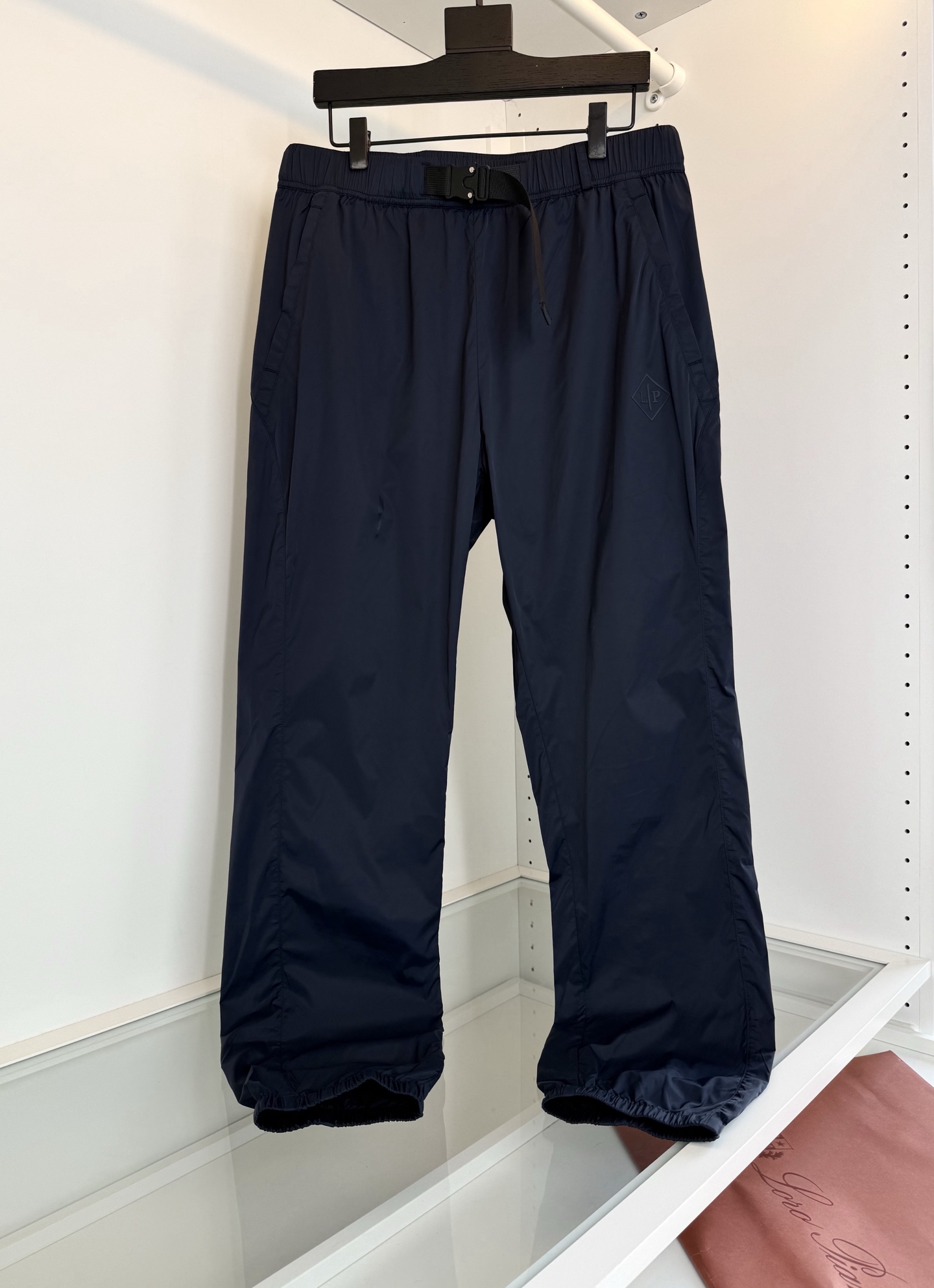 NO:743252,The highest version of the girl on the market will inspect the goods, trim the three marks on the threads, and ship the goods. You can send pictures and videos. If you want quality and service, add me on WeChat. We will not accept urgent orders. Lo*ro The highest version of the girl on the market will inspect the goods, trim the three marks on the threads, and ship the goods. You can send pictures and videos. If you want quality and service, please add me on WeChat. We will not accept urgent orders. Pi*na u Pia Ya 2026 Spring and Summer Thin Style, Urban Outdoor Elastic Waist Casual Sports Pants with Small Feet Nameplate Embellishment  Pockets on both sides, elastic feet, and waist buckle, very practical. Composite ergonomic geometric tailoring makes casual and fashionable during leisure sports. Fitted tailoring. The fabric is made of high-count nylon. Thin style for spring. Skin-friendly and comfortable. The upper body can also be stiff. Color: Black. Blue. Size: M-3XL. Try on 172-148 for L. Suitable for men.19860909市面最高版本小妹验货、修剪线头上三标、发货可发图及拍视频,要品质要服务的加我微信,不接急单.Lo*ro 市面最高版本小妹验货、修剪线头上三标、发货可发图及拍视频,要品质要服务的加我微信,不接急单.Pi*na诺 u翩雅 2026春夏薄款 ,都市户外 松紧腰小脚休闲运动裤 铭牌点缀 两侧插袋 松紧小脚 腰部扣带 有着很好的实用性 复合人体工学几何剪裁 让休闲运动时随意时尚,版型合体的剪裁,面料高支尼龙材质,春季薄款 亲肤 舒适 上身又能挺括,颜色 黑色 蓝色码数M-3XL 试穿172-148穿L合适,男装,,Women's clothing