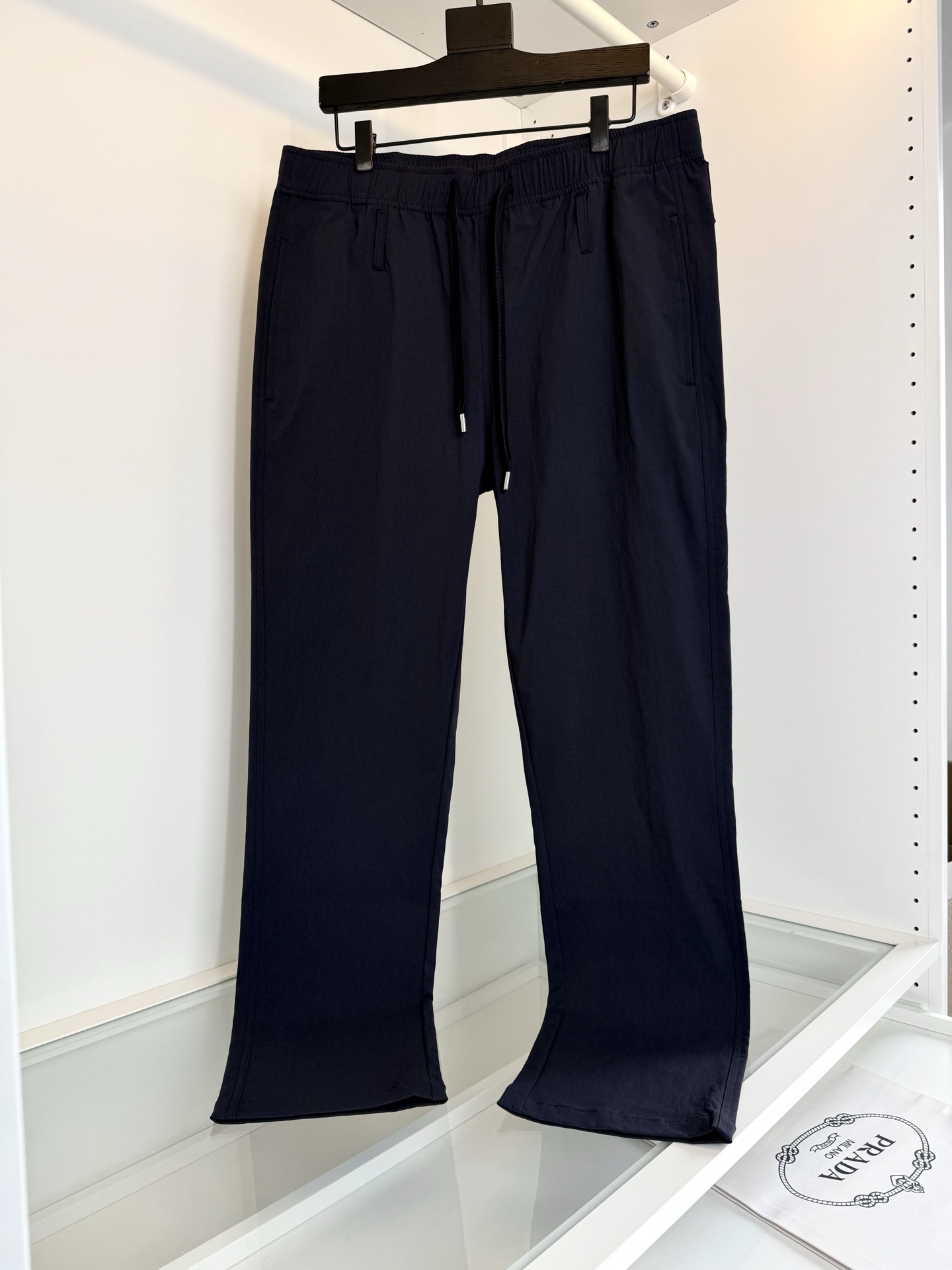 NO:743250,The highest version of the girl on the market will inspect the goods, trim the three marks on the threads, and ship the goods. You can send pictures and take videos. If you want quality and service, please add me on WeChat. We will not accept urgent orders. The highest version of the girl on the market will inspect the goods, trim the three marks on the threads, and ship the goods. If you want quality and service, please add me on WeChat. We will not accept urgent orders. Pr*da 2026 Spring and Summer Classic and Versatile Elastic Waist Straight Casual Pants!  Classic and practical style, easy to put on and take off, elastic waist drawstrings, pockets on both sides, slightly loose tailoring; casual and fashionable, the fabric is made of blended materials, the upper body is comfortable and breathable, easy to care for and has a good sense of stiffness, the overall design is full of vigorous youthful vitality, the whole product is ready for order Color Black Blue Size M-319860909市面最高版本小妹验货、修剪线头上三标、发货可发图及拍视频,要品质要服务的加我微信,不接急单.市面最高版本小妹验货、修剪线头上三标、发货可发图及拍视频,要品质要服务的加我微信,不接急单.Pr*da普*达 2026春夏 经典百搭 松紧腰直筒休闲裤！经典实穿的款式穿脱方便的松紧腰抽绳 两侧插袋 版型采用略微宽松的剪裁；随意时尚,面料采用混纺材质,上身舒适透气,易打理的同时又有很好的挺括感,整体的设计充满了蓬勃的年轻活力,全品相订单 颜色 黑色 蓝色 码数M-3XL 试穿172-148腰围2尺5穿L合适,普拉达-服装,prada,,Women's clothing