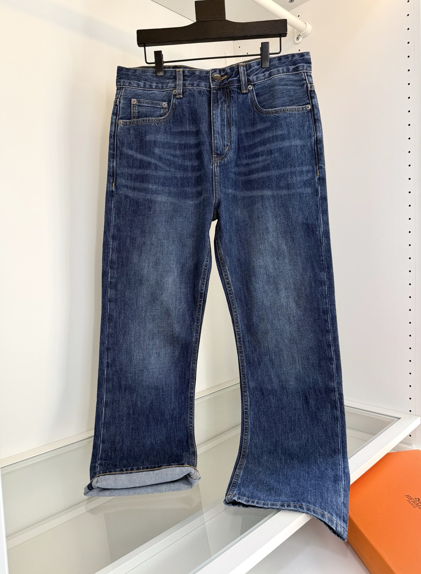 NO:722229,He*mès Spring 2026 classic style that must be released every year, simple, high-end, light luxury, classic straight-leg commuter business jeans!  Simplicity is not simple. It symbolizes comfort and elegance!  !  Full of tone. Super stylish, simple design, it can completely settle the impetuousness in men's hearts, adding that unique fashion charm, straight version, embroidered logo on the back pocket, highlighting the brand fabric. The upper body is made of denim. It is comfortable, skin-friendly, and has a certain amount of elasticity. It has no sense of restraint and has a good stiff shape at the same time. Color: blue, code number 30-38, 35  172-148 wears size 32, Hermès-clothing,hermes,jeans,19860909爱*仕(He*mès) 2026春季 年年必出的经典款式 简约高端轻奢范经典直筒版通勤商务牛仔裤！简约不简单.象征着舒适、优雅！！十足腔调.超有型,简约的设计,它可以将男人心中那种浮躁彻底沉淀,增添那种独特的时尚魅力,直筒的版型 后口袋标志刺绣点缀 凸显品牌面料采用牛仔料 上身 舒适 亲肤 又有一定的弹力 毫无束缚感的同时 又有很好的挺括型感 颜色 蓝色 码数30-38有35 172-148穿32码合适,爱马仕-服装,hermes,jeans,,Women's clothing