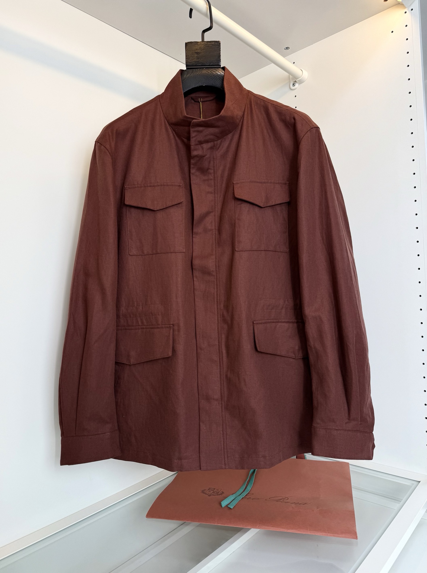 NO:743231,The highest version of the girl on the market will inspect the goods, trim the three marks on the threads, and ship the goods. You can post pictures and take videos. If you want quality and service, add me on WeChat. We will not accept urgent orders. Lo*ro The highest version of the girl on the market will inspect the goods, trim the three marks on the threads, and ship the goods. You can send pictures and videos. If you want quality and service, please add me on WeChat. We will not accept urgent orders. Pi*na Nuo u Pia Ya Recommended by the old money and new rich Hunting suit Imported linen-cotton blend men's stand-up collar jacket  The classic urban hunting suit that comes out every season without the accumulation of LOGOs uses good fabrics and tailoring. Classic styles are the main selling points. Classic silhouettes are integrated into modern urban tailoring. Every detail is practical and elegant. Italian tailoring can be easily matched with all scenes. Commuting, outdoor and leisure. Stand-up collar design. Three-dimensional multi-pocket design. Very practical. Built-in elastic adjustment. Can be freely tightened according to body shape and outfit needs. Suitable for different body shapes. Look at the fabric.  Imported linen blended material. Golden ratio: 52.1 linen, 26.8 long-staple cotton, 19.8 viscose fiber, 1.3 lyocell fiber. Created by precision blending process, it can balance stiffness, comfort and breathability. Perfect for windy spring and warmer climate, outdoor leisure.  The high proportion of commuting flax fiber has its own refreshing and breathable native qualities. The fiber structure is hollow and breathable, which can quickly dissipate moisture on the body surface in the slightly hot weather in spring, saying goodbye to sticky and stuffy heat. At the same time, it retains the original texture and highlights the casual style of retro outdoor. Recommended quality control Color Moon Black Blue Maple Leaf Brown Size M-3XL Try on 172-148 to wear L size, men's clothing, jackets & coats, gold,19860909市面最高版本小妹验货、修剪线头上三标、发货可发图及拍视频,要品质要服务的加我微信,不接急单. Lo*ro 市面最高版本小妹验货、修剪线头上三标、发货可发图及拍视频,要品质要服务的加我微信,不接急单.Pi*na诺 u翩雅 老钱新贵推荐 猎装 进口亚麻棉混纺男士立领外套 每一季都会出的经典都市猎装 没有LOGO的堆砌 以好的面料与剪裁 经典款式做主要卖点 经典轮廓 融入现代都市剪裁 让每一处细节都兼顾实用性与腔调感 意式得剪裁 轻松搭配全场景穿搭 通勤 户外 休闲 立领设计 立体多口贴袋设计 实用性很高 内置松紧调节 可根据身形 穿搭的需求自由收束腰线 适配不同身型 看面料 进口亚麻混纺材质 黄金配比 52.1亚麻 26.8长绒棉 19.8粘纤 1.3莱赛尔纤维 精密混纺工艺打造 能很好的平衡挺括性 舒适 与透气 完美春季多风 渐暖的气候 户外 休闲 通勤高比例亚麻纤维自带清爽透气的原生特质,纤维结构中空透气,能快速疏导春日微热天气下的体表湿气,告别黏腻闷热,同时保留原生肌理,彰显复古户外的随性格调.品质控推荐 颜色 月黑蓝 枫叶棕 码数M-3XL 试穿172-148穿L码合适,男装,jackets & coats,gold,,Women's clothing