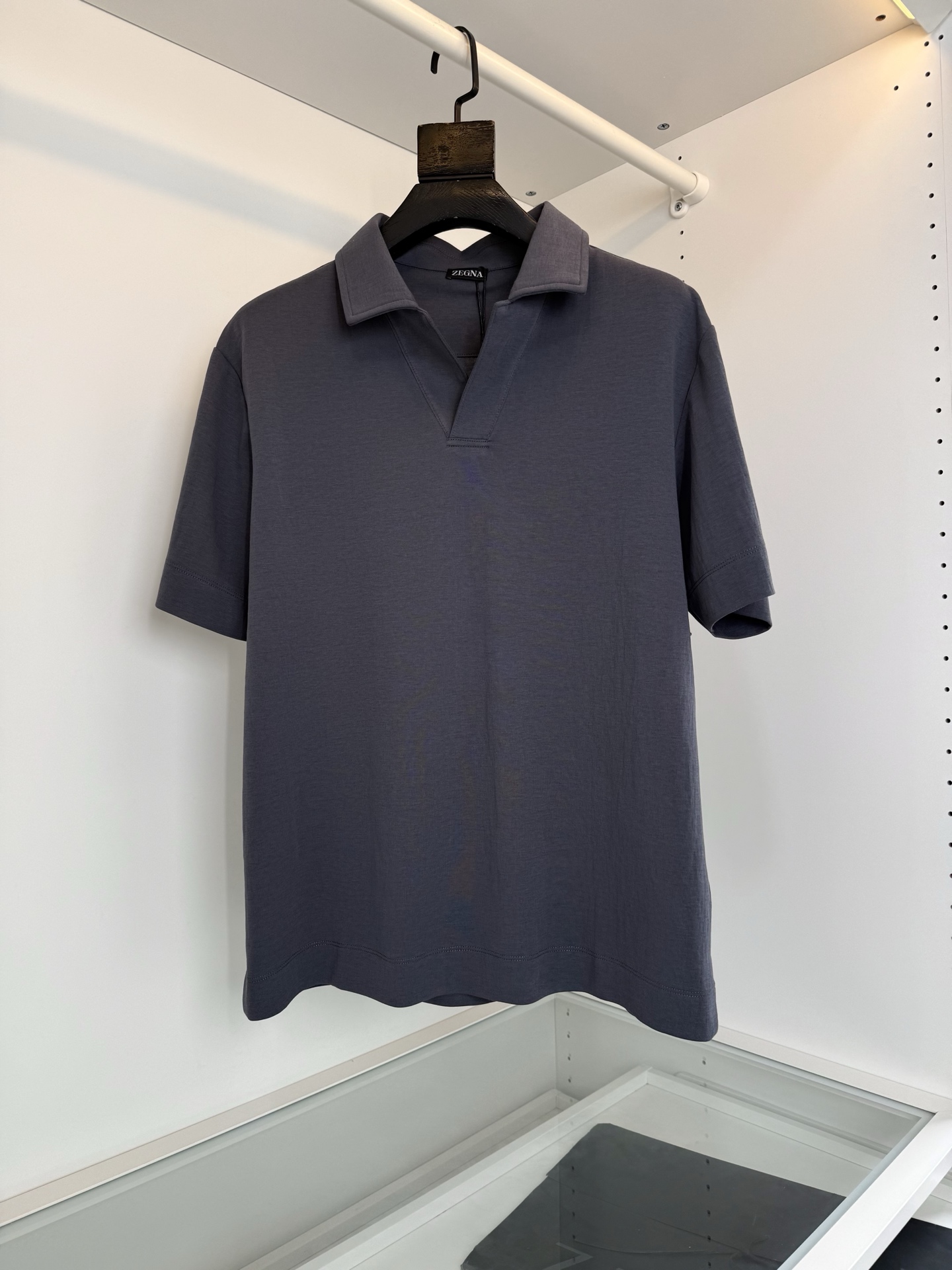 NO:743237,The highest version on the market, the girl inspects the goods, trims the three marks on the threads, and delivers the goods. You can send pictures and videos. If you want quality and service, please add me on WeChat. We will not accept urgent orders. ZE*NA Jie*ya 2026 Spring and Summer Gentleman accent V lapel business casual classic lapel short-sleeved T-shirt Simple luxury style V-shaped lapel design Classic style every year  Upper body, comfortable, breathable, full product, order, color, black, gray, green, off-white, size M-2XL, try on 172-148, L size is suitable, men's clothing, T-shirt, tees, t-shirt,19860909市面最高版本小妹验货、修剪线头上三标、发货可发图及拍视频,要品质要服务的加我微信,不接急单. ZE*NA杰*亚 2026春夏 绅士腔调 V翻领商务休闲经典款翻领短袖T恤 简奢风 V型翻领的设计 年年经典款式 上身很有腔调 让商务休闲中更加易于搭配 合体的剪裁 面料采用棉麻混纺材质 面料有着很好的柔韧性 上身 舒适 透气全品相订单 颜色 黑色 灰色 绿色 米白色 码数M-2XL 试穿172-148穿L码合适,男装,T-shirt,tees，t-shirt,,Women's clothing