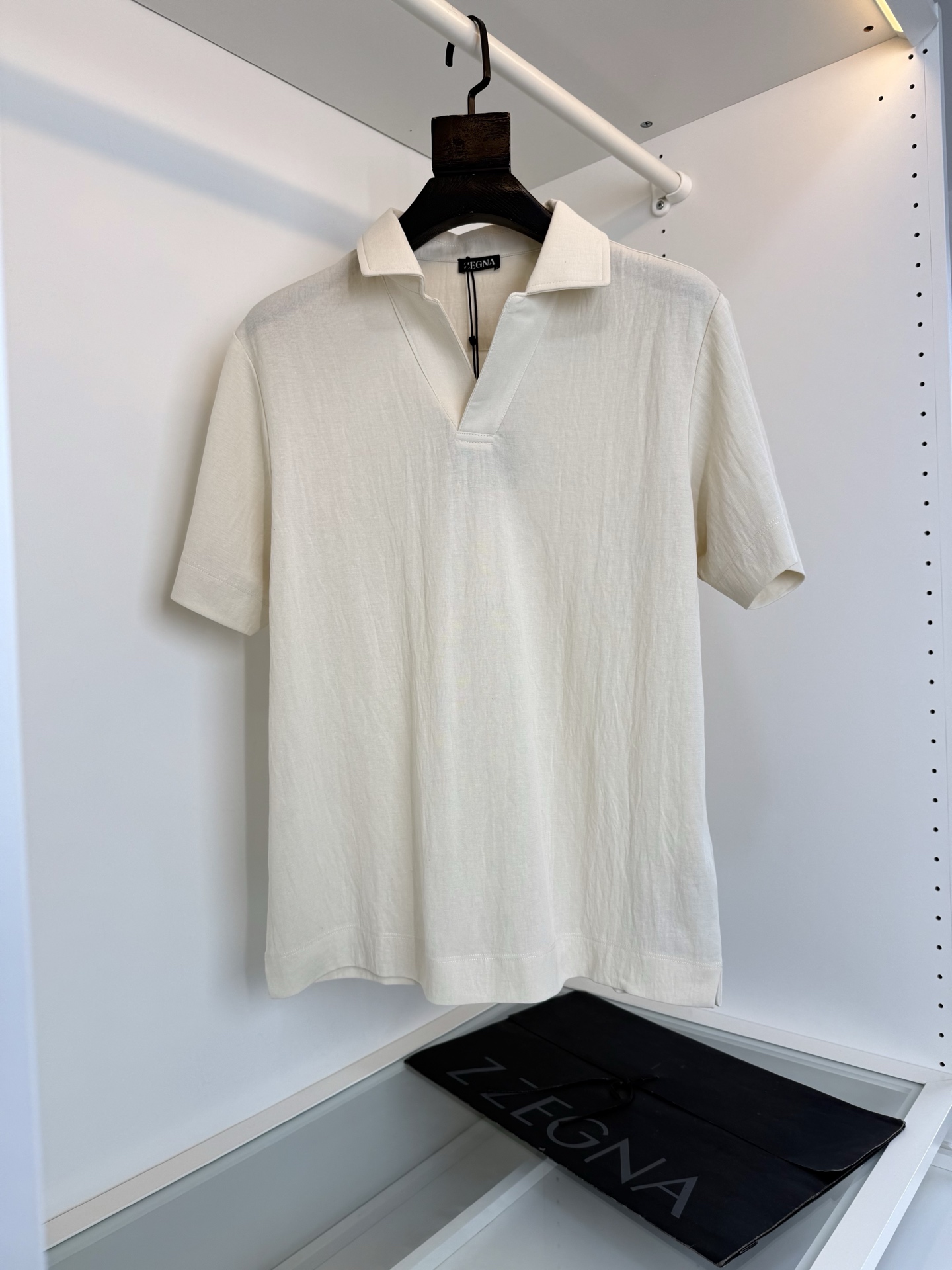 NO:775135,The highest version on the market, the girl inspects the goods, trims the three marks on the threads, and delivers the goods. You can send pictures and videos. If you want quality and service, please add me on WeChat. We will not accept urgent orders. ZE*NA Jie*ya 2026 Spring and Summer Gentleman accent V lapel business casual classic lapel short-sleeved T-shirt Simple luxury style V-shaped lapel design Classic style every year  Upper body, comfortable, breathable, full product, order form [Color] black, gray, green, off-white [Size] M-2XL, try on 172-148, L size is suitable, men's clothing, T-shirt, tees, t-shirt,19860909市面最高版本小妹验货、修剪线头上三标、发货可发图及拍视频,要品质要服务的加我微信,不接急单. ZE*NA杰*亚 2026春夏 绅士腔调 V翻领商务休闲经典款翻领短袖T恤 简奢风 V型翻领的设计 年年经典款式 上身很有腔调 让商务休闲中更加易于搭配 合体的剪裁 面料采用棉麻混纺材质 面料有着很好的柔韧性 上身 舒适 透气全品相订单【颜色】黑色 灰色 绿色 米白色 【码数】M-2XL 试穿172-148穿L码合适,男装,T-shirt,tees，t-shirt,,Women's clothing