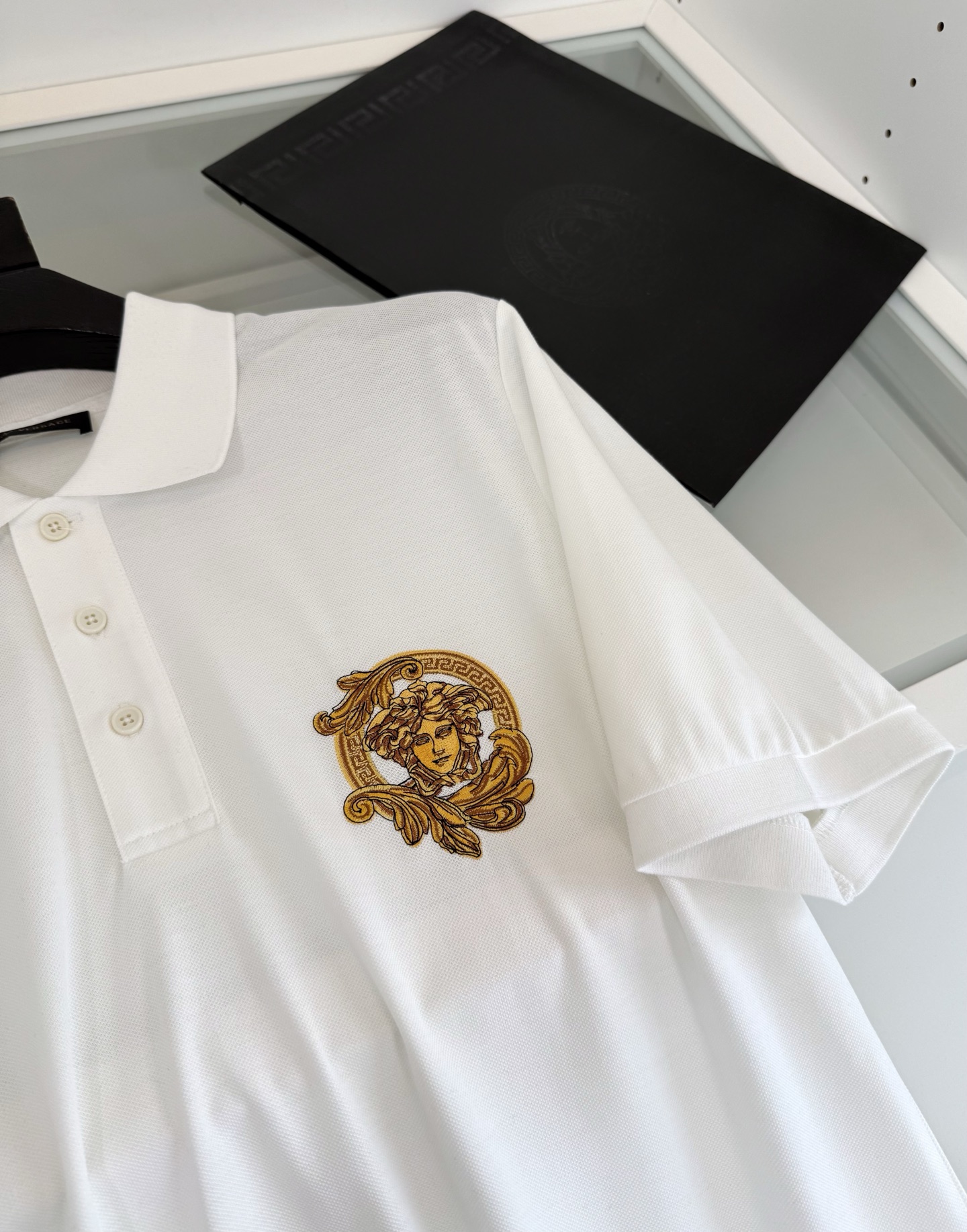 范*哲Ver**ce 2026春夏 CouPe Blason刺绣商务休闲男士短袖POLO衫. 胸口标志刺