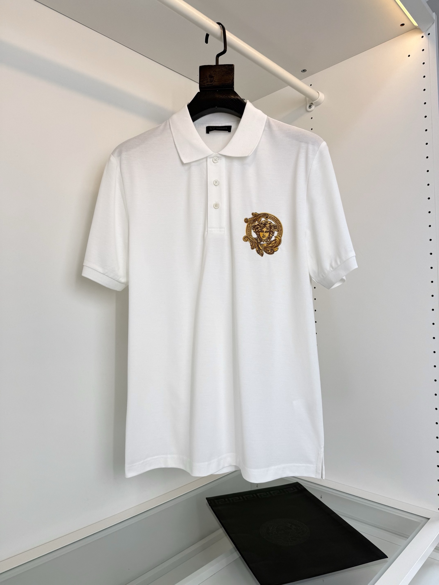 范*哲Ver**ce 2026春夏 CouPe Blason刺绣商务休闲男士短袖POLO衫. 胸口标志刺