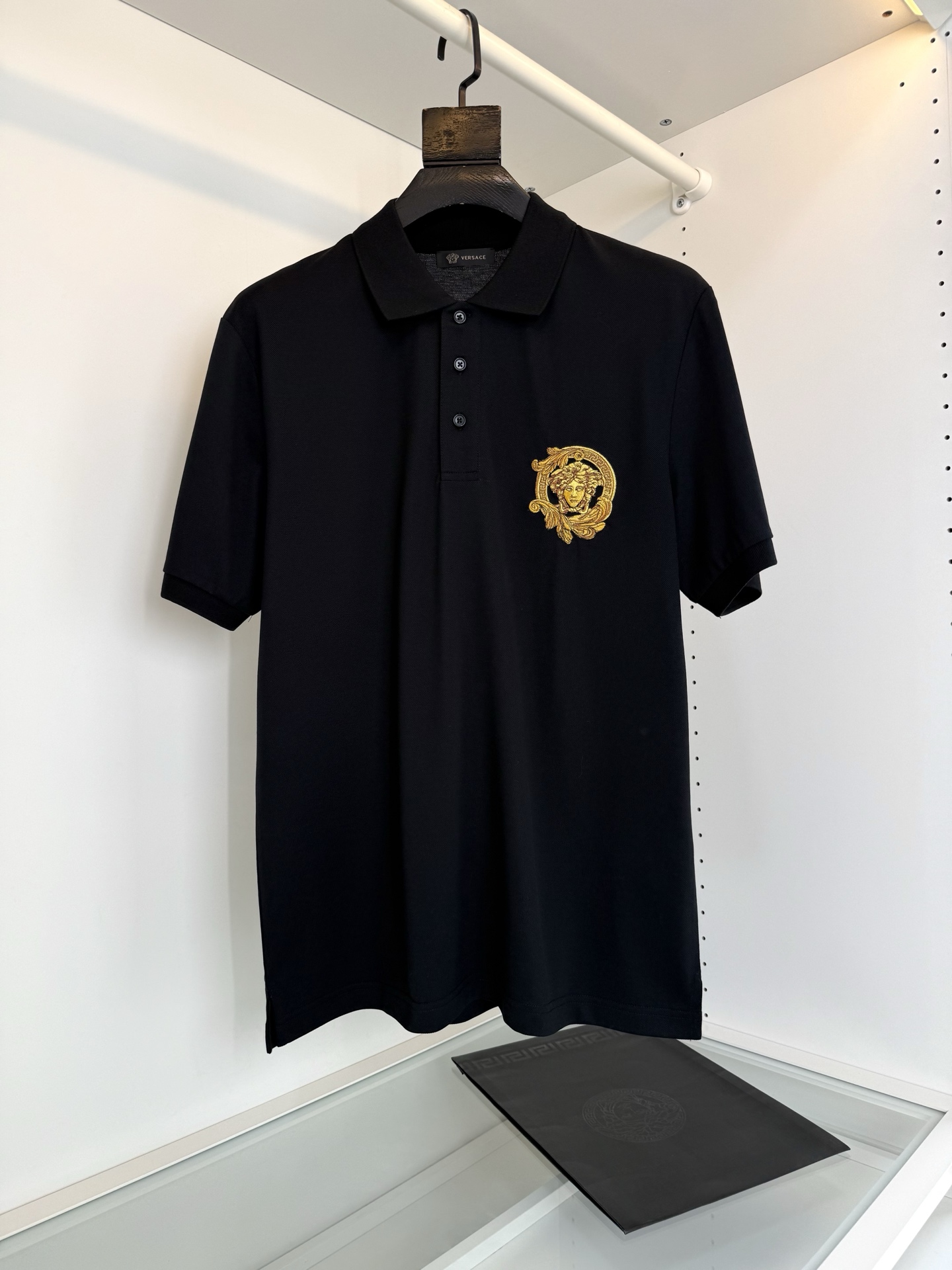 NO:743244,The highest version of the girl on the market inspects the goods, trims the three marks on the threads, and delivers the goods. You can send pictures and take videos. If you want quality and service, add me on WeChat. We will not accept urgent orders. Fan*Zhe Ver**ce 2026 Spring and Summer Cou The highest version of the girl on the market inspects the goods, trims the three marks on the threads, and delivers the goods. You can send pictures and take videos. If you want quality and service, add me on WeChat. We will not accept urgent orders. Pe  Blason embroidery business casual men's short-sleeve is the highest version on the market. The girl inspects the goods, trims the three marks on the threads, and delivers pictures and videos. If you want quality and service, please add me on WeChat. We do not accept urgent orders. POLO shirt. Chest logo embroidery embellishment design. Imported Behringer embroidery machine embroidery. Master craftsman with more than ten years of plate making. Every stitch is very delicate. Look at the details. The pattern is fine and textured, making the whole thing high-end and detailed. Three-button lapel style. Light business casual design  Allowing you to easily control different occasions. Fitted version, the fabric is made of pure cotton fine Judy material, and the surface has a warm luster. The upper body is high-end, comfortable, skin-friendly, breathable, and practical for daily commuting and leisure. The whole product is in the order. Color black white code number M-3XL. Try on 172-148 to wear XL, Versace-clothing, versace, T-shirt,19860909市面最高版本小妹验货、修剪线头上三标、发货可发图及拍视频,要品质要服务的加我微信,不接急单.范*哲Ver**ce 2026春夏Cou市面最高版本小妹验货、修剪线头上三标、发货可发图及拍视频,要品质要服务的加我微信,不接急单.Pe Blason刺绣商务休闲男士短袖市面最高版本小妹验货、修剪线头上三标、发货可发图及拍视频,要品质要服务的加我微信,不接急单.POLO衫. 胸口标志刺绣点缀设计. 进口百灵达绣花机刺绣.十几年的老师傅 制版 一针一线非常精致 看细节 图案精细而显质感 让整体高档而有细节感, 三粒扣翻领款式 轻商务休闲设计 让您轻松驾驭不同场合. 合体的版型,面料采用全棉细朱迪材质,表面有着温润的光泽感 上身高档的同时 舒适,亲肤,透气好,平时通勤休闲都很实穿的一款 全品相订单 颜色黑色 白色码数 M-3XL 试穿172-148穿XL合适,范思哲-服装,versace,T-shirt,,Women's clothing