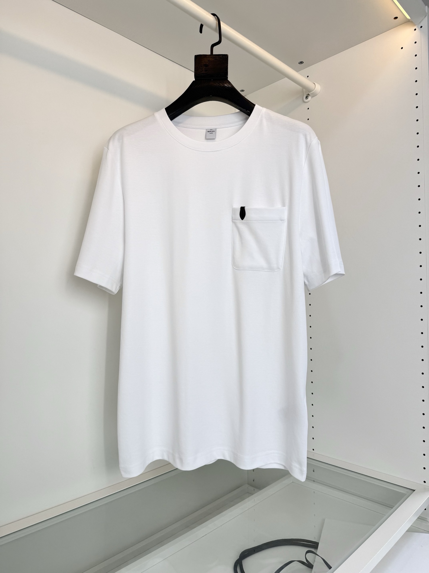 NO:743240,The highest version on the market, the girl inspects the goods, trims the three marks on the threads, and delivers the goods. You can send pictures and videos. If you want quality and service, add me on WeChat. We will not accept urgent orders. Berl*ti 2026 Spring and Summer Cabinet is on sale. Micro-wide Jour pocket round neck short-sleeved T-shirt is a classic style every year. Minimalist design. The pockets are designed with leather embellishments. Strictly follow the version on the cabinet. Slightly wide tailoring. The collar slightly fits the neck and the upper body is more fashionable.  The fabric is made of high-count combed cotton. The surface has a slightly shiny texture. The upper body is comfortable and breathable while having a good stiffness. Full product order. Color blue green white. Size m-3xl. Try on 172-148 to wear size L for loose feeling. Men's clothing, T-shirt, tees, t-shirt,19860909市面最高版本小妹验货、修剪线头上三标、发货可发图及拍视频,要品质要服务的加我微信,不接急单.Berl*ti布*提 2026春夏 柜在售 微阔型 Jour口袋圆领短袖T恤 年年经典款式 极简的设计 口袋结合他家皮质点缀设计 严格按照柜上版型 微阔的剪裁 领口微微贴合颈部 上身更显时尚感 面料采用高支精梳棉材质 表面有微微光泽质感 上身舒适透气的同时又有很好的挺括感 全品相订单 颜色 蓝色 绿色 白色 码数m-3xl 试穿172-148穿L码宽松感,男装,T-shirt,tees，t-shirt,,Women's clothing