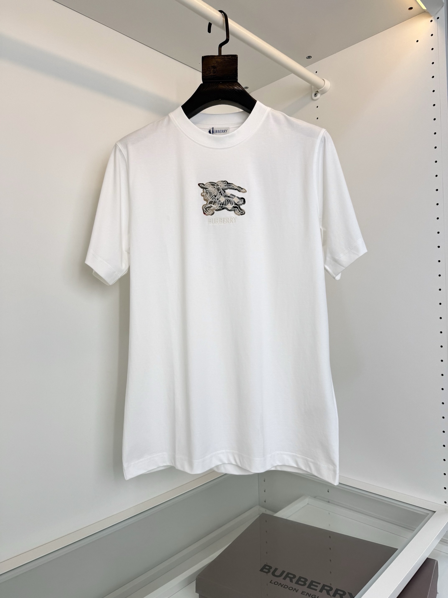 NO:743247,The highest version on the market, the girl inspects the goods, trims the three marks on the threads, and delivers the goods. You can send pictures and videos. If you want quality and service, please add me on WeChat. We will not accept urgent orders. Bur Bar*li 2026 Spring and Summer New graphic old flower war horse design Round neck short-sleeved T-shirt Classic war horse theme graphic design Embroidery combined with old flower embellishment makes the overall upper body fashionable and gives a modern atmosphere. Fitted tailoring The neckline slightly fits the neck, making the overall upper body more youthful and fashionable.  , before cutting, the fabric is strictly washed according to the standard of 5 times before dyeing, and the shrinkage rate is controlled within 2. The fabric is made of custom-woven high-weight pure cotton. It is comfortable, skin-friendly, breathable, and has a good stiff feeling. All hardware accessories are in accordance with the order. Color Black Card color White Size S-2XL Try on 172-148  Wear size L for a loose fit, Burberry-clothing, burberry, T-shirt, tees, t-shirt,19860909市面最高版本小妹验货、修剪线头上三标、发货可发图及拍视频,要品质要服务的加我微信,不接急单. Bur巴*莉 2026春夏 新图型老花战马设计 圆领短袖T恤衫 年年经典战马主题图形设计 刺绣结合老花的点缀 让整体上身时尚而赋予现代气息感,合体的剪裁 领口微微贴合颈部,让整体上身更显年轻时尚 , 面料在裁剪前,严格按照染色前5次 洗水的标准, 将缩水率控制在2内, 面料采用客供定织高克重纯棉材质 舒适 亲肤 透气,又有很好挺括感 五金辅料全品相订单 颜色 黑色 卡色 白色 码数S-2XL 试穿172-148 穿L码宽松感,博柏利-服装,burberry,T-shirt,tees，t-shirt,,Women's clothing