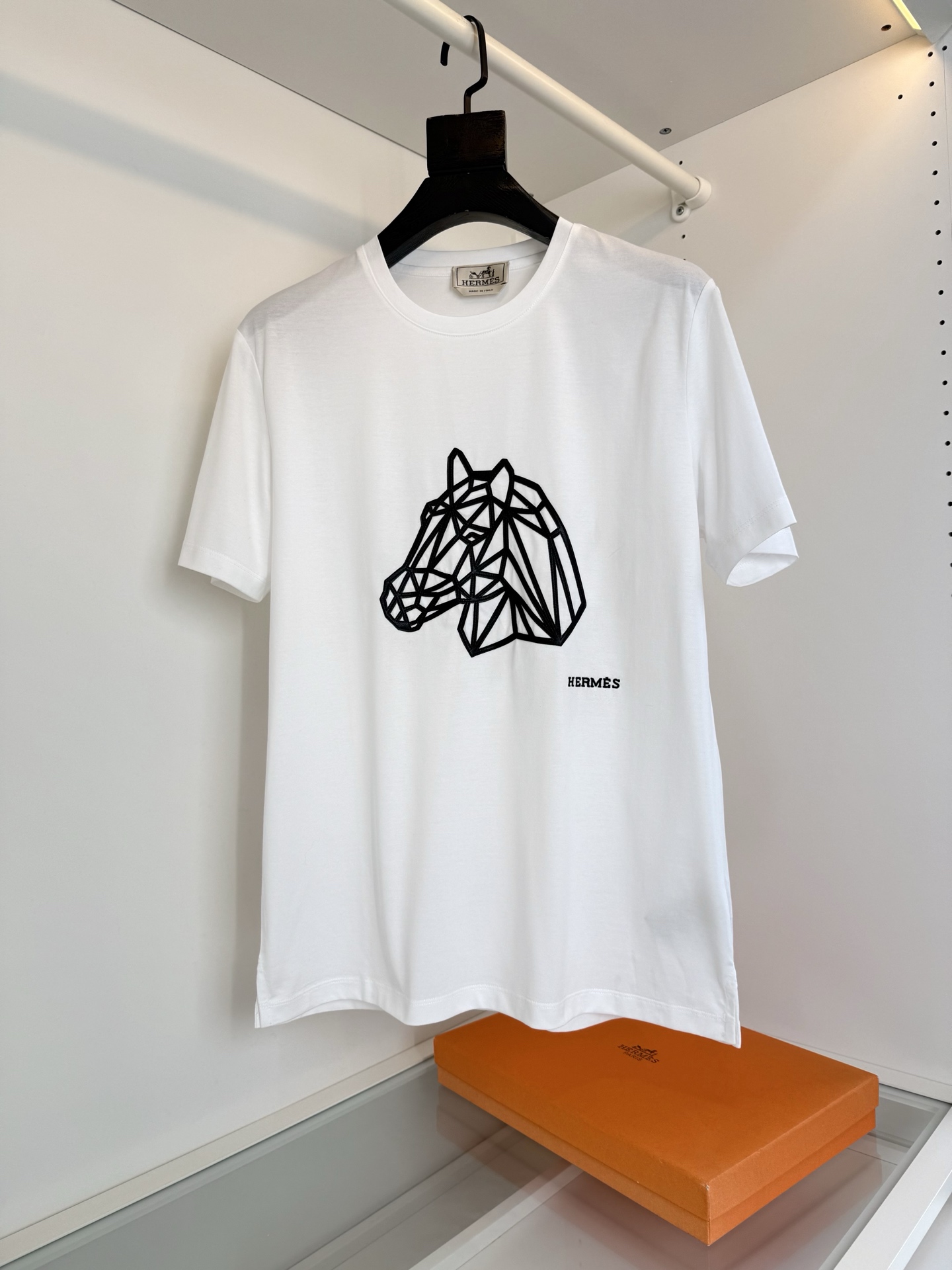 NO:743235,The highest version on the market, the girl inspects the goods, trims the three marks on the threads, and delivers the goods. You can post pictures and take videos. If you want quality and service, add me on WeChat. We will not accept urgent orders. He*mès 2026 Spring and Summer New Graphic Leather Embroidery Horse Embroidery Round Neck Short-Sleeved T-shirt The latest horse-themed graphic design is embellished with embroidery combined with leather patchwork details. The upper body is fashionable and gives a modern feel, and the fit is tailored.  The neckline slightly fits the neck, making the overall upper body look more youthful and fashionable. Before cutting, the fabric is strictly washed according to the standard of 5 times before dyeing, and the shrinkage rate is controlled within 2. The fabric is made of custom-woven high-weight mercerized cotton. The surface has a warm luster, and the upper body is comfortable and smooth, showing high-end. Skin-friendly, breathable, and very stiff. Color Black White Size M-3XL Try on 172-148  Wear size L for a slim fit, Hermes-clothing, hermes, T-shirt, tees, t-shirt,19860909市面最高版本小妹验货、修剪线头上三标、发货可发图及拍视频,要品质要服务的加我微信,不接急单. 爱*仕(He*mès) 2026春夏 新图型皮绣马刺绣圆领短袖T恤衫 最新马的主题图形设计 以刺绣结合拼皮的细节点缀 上身时尚而赋予现代气息感,合体的剪裁 领口微微贴合颈部,让整体上身更显年轻时尚 , 面料在裁剪前,严格按照染色前5次 洗水的标准, 将缩水率控制在2内, 面料采用客供定织高克重丝光棉材质 表面有着温润的光泽感,上身舒适顺滑,显高档 亲肤 透气,又有很好挺括感 颜色 黑色 白色 码数M-3XL 试穿172-148 穿L码修身感,爱马仕-服装,hermes,T-shirt,tees，t-shirt,,Women's clothing