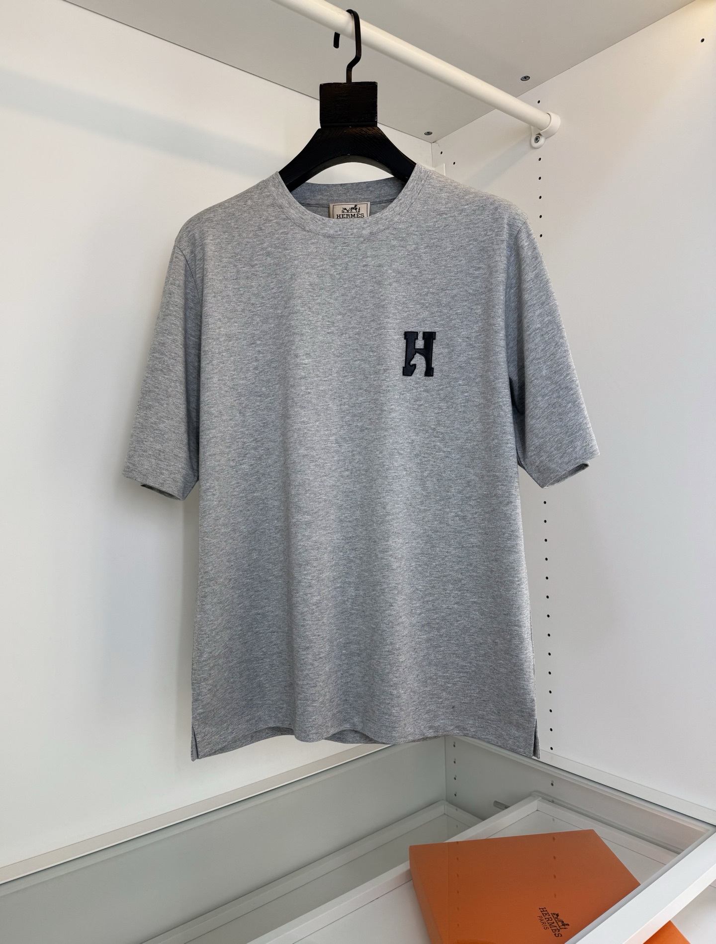 NO:743238,The highest version on the market, the girl will inspect the goods, trim the three marks on the threads, and ship the goods. You can post pictures and take videos. If you want quality or service, please add me on WeChat. We will not accept urgent orders. He*mès 2026 Spring and Summer, cabinets are on sale!  H Cheval leather embroidered round neck short-sleeved T-shirt is a classic every year. The embellishment embroidery of the logo H is presented using leather embroidery technology. It is simple but has detailed highlights. The micro-wide tailoring of H family is not as wide as the fashion brand. It is slightly loose and the business casual size is just right. The neckline slightly fits the neck and the upper body is fashionable and textured. The quality is single. Before cutting, the fabric is strictly washed according to the standard of 5 times before dyeing to control the shrinkage rate.  Within 2, the slightly loose tailoring meets the simple needs of commuters for dressing. The upper body effect is very good, slimming, and not picky about the figure. The fabric is made of high-count mercerized cotton!  The surface is shiny, the upper body is comfortable and smooth, and the workmanship of the fabric is impeccable. Only good craftsmanship and good fabrics can make you wear a good taste. Color: black, blue, gray, white. Size: M-319860909市面最高版本小妹验货、修剪线头上三标、发货可发图及拍视频,要品质要服务的加我微信,不接急单.爱 *仕(He*mès) 2026春夏,柜在售！ H Cheval 皮革刺绣圆领短袖T恤 年年经典 标志H的点缀刺绣 采用皮绣工艺来呈现 简洁但很有细节亮点 H家的微阔剪裁 不像潮牌那么的宽大 略微的宽松 商务休闲尺度刚刚好 领口微微贴合颈部 上身时尚而有质感 品质单,面料在裁剪前,严格按照染 色前5次洗水的标准 , 将缩水率控制在 2之内,略宽松的剪裁,满足通勤人们对于着装的简约需求,上身效果很 好, 显瘦,不挑剔 身材.面料采用高支丝光棉！表面富有光泽,上身舒适顺滑,面料做工.... 无可 挑剔, 好工艺好面料才能穿出好品味一款,颜色 黑色 兰色 灰色.白色 码数M-3XL 试穿172-148穿L码合适,爱马仕-服装,hermes,T-shirt,tees，t-shirt,,Women's clothing