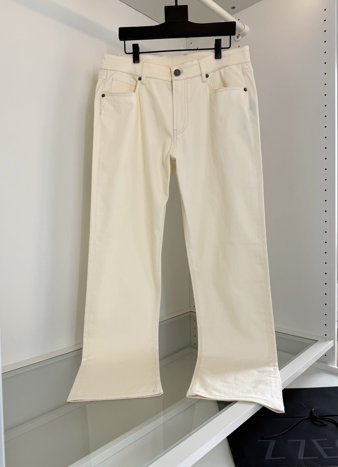 NO:743246,The highest version on the market, the girl will inspect the goods, trim the three marks on the threads, and deliver the goods. You can post pictures and take videos. If you want quality or service, please add me on WeChat. We will not accept urgent orders. ZE*NA Jie*A 2026 Spring and Summer Recommended by old money and new money!  !  It is a classic every year. I like his design. This one is highly recommended. It is a classic for all seasons. Minimalist design. Not too much design but giving people an expensive texture. The five-pocket style is a must-have for men's wardrobe. Look at the details. Exquisite hardware. Every detail is completed in strict accordance with the drawings. Feel free to compare the fit version on the cabinet. It is not tight and has no sense of restraint. It can also make you taller and slimmer, and you can easily have long legs. The fabric is made of custom-made denim. It has good luster and slight elasticity. The upper body is skin-friendly and breathable.  It also has a good sense of stiffness. Full order. Color: black, blue, off-white, khaki. 30-38 (35 available). Try on 172-148, suitable for size 32, men's clothing.19860909市面最高版本小妹验货、修剪线头上三标、发货可发图及拍视频,要品质要服务的加我微信,不接急单. ZE*NA杰*亚2026春夏 老钱新贵推荐！！年年经典 喜欢他家的设计这款强烈推荐 四季经典 极简设计 没有过多的设计 却给人一眼贵的质感 五袋款式男士衣橱的必备款 看细节 精致的五金 点滴细节严格按照图纸完成 柜上随意对比合身版型 不紧身,完全没有束缚感,还能显高显瘦,轻松拥有大长腿即视感.面料采用客供订织的牛仔布 光泽好 微微弹力 上身亲肤透气的同时 又有很好的挺括感 全品相订单 颜色 黑色 蓝色 米白色 卡其色 30-38（有35） 试穿172-148穿32码合适,男装,,Women's clothing