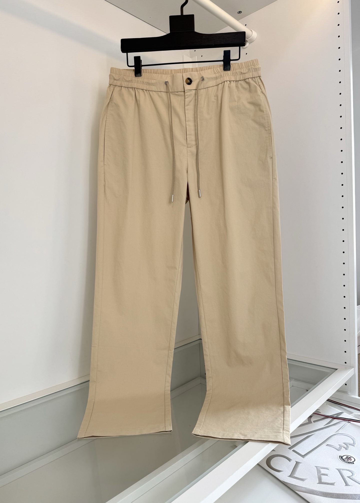 NO:743232,The highest version on the market, the girl will inspect the goods, trim the three marks on the threads, and ship the goods. You can post pictures and take videos. If you want quality or service, please add me on WeChat. We will not accept urgent orders. MON**ER 2026 Spring and Summer Thin Cabinets are on sale!  Classic and versatile straight-leg casual pants with elastic waist!  Classic and practical style, back pocket logo embellishment design, easy to put on and take off elastic waist drawstring, pockets on both sides, slightly loose tailoring; casual and fashionable, the fabric is made of high-count pure cotton, the upper body is comfortable and breathable, easy to care for and has a good sense of stiffness, the overall design is full of vigorous youthful vitality, all products are ready for order Color Blue Khaki Size M-3XL  Try on 172-148 waist, 2 feet 5, wear L, suitable, muzzle-clothing, Moncler,19860909市面最高版本小妹验货、修剪线头上三标、发货可发图及拍视频,要品质要服务的加我微信,不接急单.蒙**口MON**ER 2026春夏薄款 柜在售！ 经典百搭 松紧腰直筒休闲裤！经典实穿的款式 后口袋标志点缀设计 穿脱方便的松紧腰抽绳 两侧插袋 版型采用略微宽松的剪裁；随意时尚,面料采用高支纯棉的材质,上身舒适透气,易打理的同时又有很好的挺括感,整体的设计充满了蓬勃的年轻活力,全品相订单 颜色 蓝色 卡其色 码数M-3XL 试穿172-148腰围2尺5穿L合适,蒙口-服装,Moncler,,Women's clothing