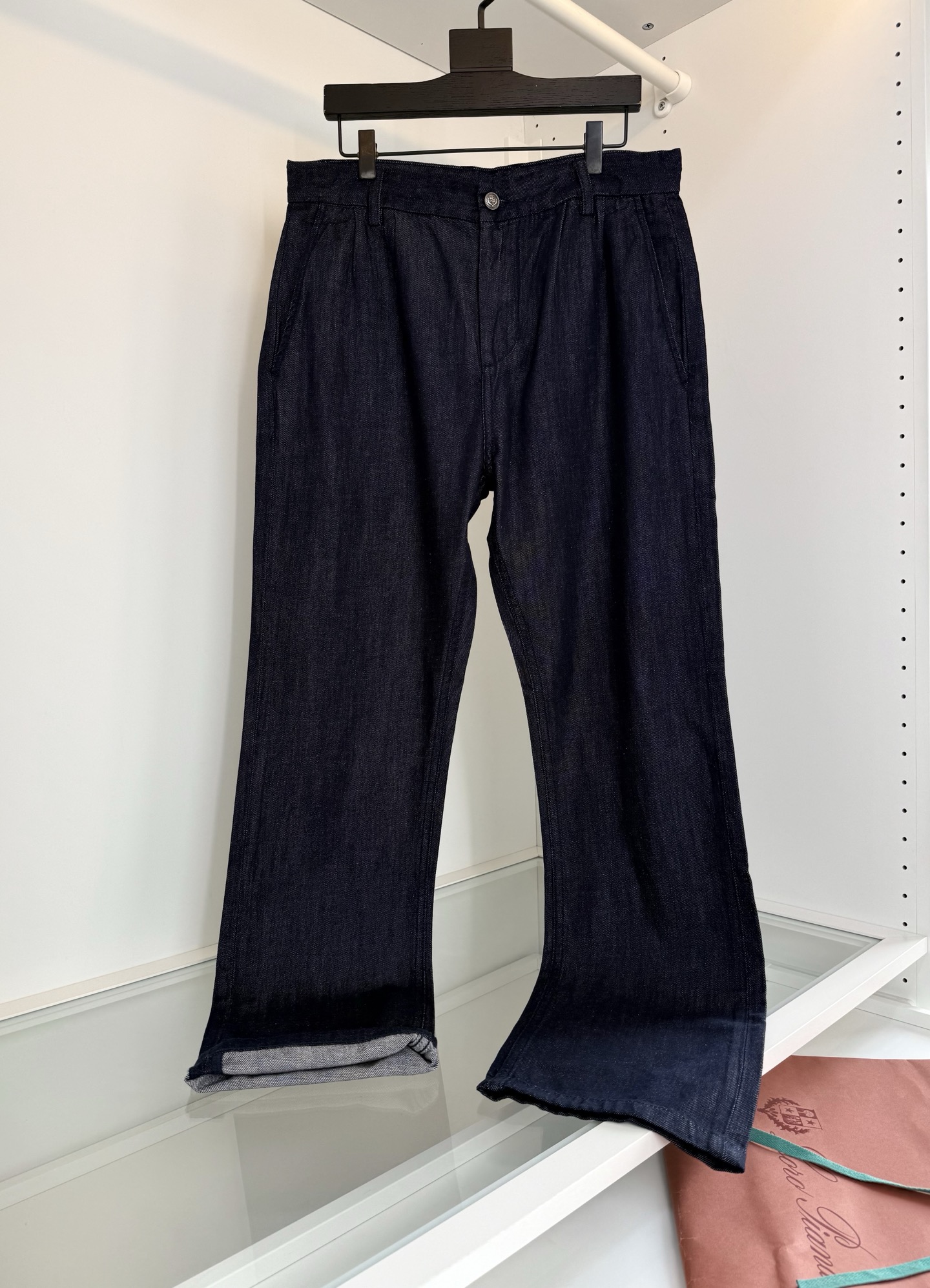 NO:743223,The highest version of the girl on the market will inspect the goods, trim the three marks on the threads, and ship the goods. You can post pictures and take videos. If you want quality and service, add me on WeChat. We will not accept urgent orders. Lo*ro The highest version of the girl on the market will inspect the goods, trim the three marks on the threads, and ship the goods. You can send pictures and videos. If you want quality and service, please add me on WeChat. We will not accept urgent orders. Pi*na Nuo u Pia Ya 2026 Spring and Summer Advanced and casual relaxation (soft cow) compared to traditional denim fabrics  The upper body has excellent comfort. Cotton + lyocell + ramie blended men's straight-leg classic five-pocket jeans. Classic and versatile style. The original color wash can be matched casually. The upper body is very high-end. The straight cut fully demonstrates the classic taste. The embossed L on the back pocket is the highest version on the market. The girl inspects the goods, trims the three marks on the threads, and sends pictures and videos. If you want quality and service, please add me on WeChat. We will not accept urgent orders. P process brand details  The fabric is made of cotton + lyocell + ramie blended material, which has a better wearing experience. It is skin-friendly, breathable, and soft. There is no sense of restraint on the upper body. It can be worn casually and loosely with any combination. Color: Primary color 30-38 (35 available). Try on 172-148, 32 is suitable, men's clothing, jeans,19860909市面最高版本小妹验货、修剪线头上三标、发货可发图及拍视频,要品质要服务的加我微信,不接急单.Lo*ro 市面最高版本小妹验货、修剪线头上三标、发货可发图及拍视频,要品质要服务的加我微信,不接急单.Pi*na诺 u翩雅 2026春夏 高级随性的松弛感（软牛） 比起传统的牛仔面料 上身有着极好的舒适性 棉+莱塞尔+苎麻混纺男士直筒经典五袋款牛仔裤经典百搭的款式,原色的水洗随意搭配 上身都很高级 直筒的剪裁 ,尽致彰显经典品味 后口袋压凸的L市面最高版本小妹验货、修剪线头上三标、发货可发图及拍视频,要品质要服务的加我微信,不接急单.P工艺 品牌细节 面料采用棉+莱塞尔+苎麻混纺材质 有着更好的穿着体验 亲肤 透气 入手 柔软 上身毫无束缚感 随意搭配都能穿出随性的松弛感 颜色 原色 30-38（有35） 试穿172-148穿32合适,男装,jeans,,Women's clothing