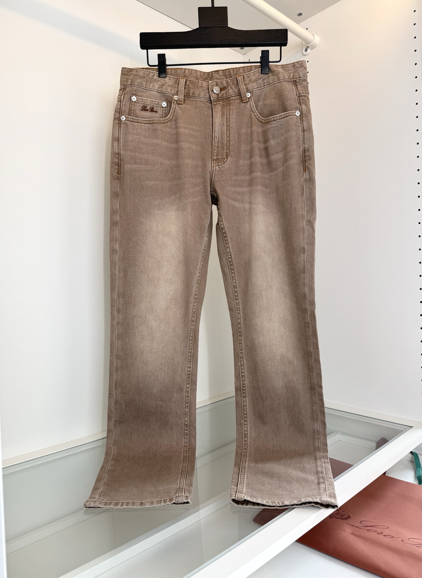 NO:743229,The highest version of the girl on the market will inspect the goods, trim the three marks on the threads, and ship the goods. You can post pictures and take videos. If you want quality and service, add me on WeChat. We will not accept urgent orders. Lo*ro The highest version of the girl on the market will inspect the goods, trim the three marks on the threads, and ship the goods. You can send pictures and videos. If you want quality and service, please add me on WeChat. We will not accept urgent orders. Pi*na Nuo u Pia Ya 2026 Spring and Summer Lightweight Artwork Khaki Brown Series Ready-made Washed Men's Small Straight Jeans  The classic five-pocket style every year. The small pocket embroidery combined with the embellishment of the back waist brand highlights the brand details. Features. All major brands are doing ready-to-wear washing, which is also one of the popular trends this year. It looks like a classic design. The color matching makes it more natural and has a high-end relaxed feel. Fitting tailoring. The fabric is made of custom-woven denim. The density is high and the upper body has good comfort. It is skin-friendly and breathable at the same time. The upper body is stiff and stylish. Color  The color code number in the picture is 30-38 (there are 35). Try on 172-148 and wear 32, which is suitable for men's clothing, jeans,19860909市面最高版本小妹验货、修剪线头上三标、发货可发图及拍视频,要品质要服务的加我微信,不接急单.Lo*ro 市面最高版本小妹验货、修剪线头上三标、发货可发图及拍视频,要品质要服务的加我微信,不接急单.Pi*na诺 u翩雅 2026春夏 轻质艺术品卡其棕色系 成衣水洗男士小直筒牛仔裤 年年经典的五袋款式 小口袋刺绣结合后腰牌的点缀 凸显品牌细节亮点 特点 各大品牌都在做的成衣水洗 也是今年流行的趋势之一 看似经典的设计 色系的搭配起来更显贴合自然的高级松弛感 合体的剪裁 面料采用 订织牛仔料 密度高 上身有很好的舒适性 亲肤 透气的同时 上身挺括有型 颜色 图片色码数30-38（有35）试穿172-148穿32合适,男装,jeans,,Women's clothing