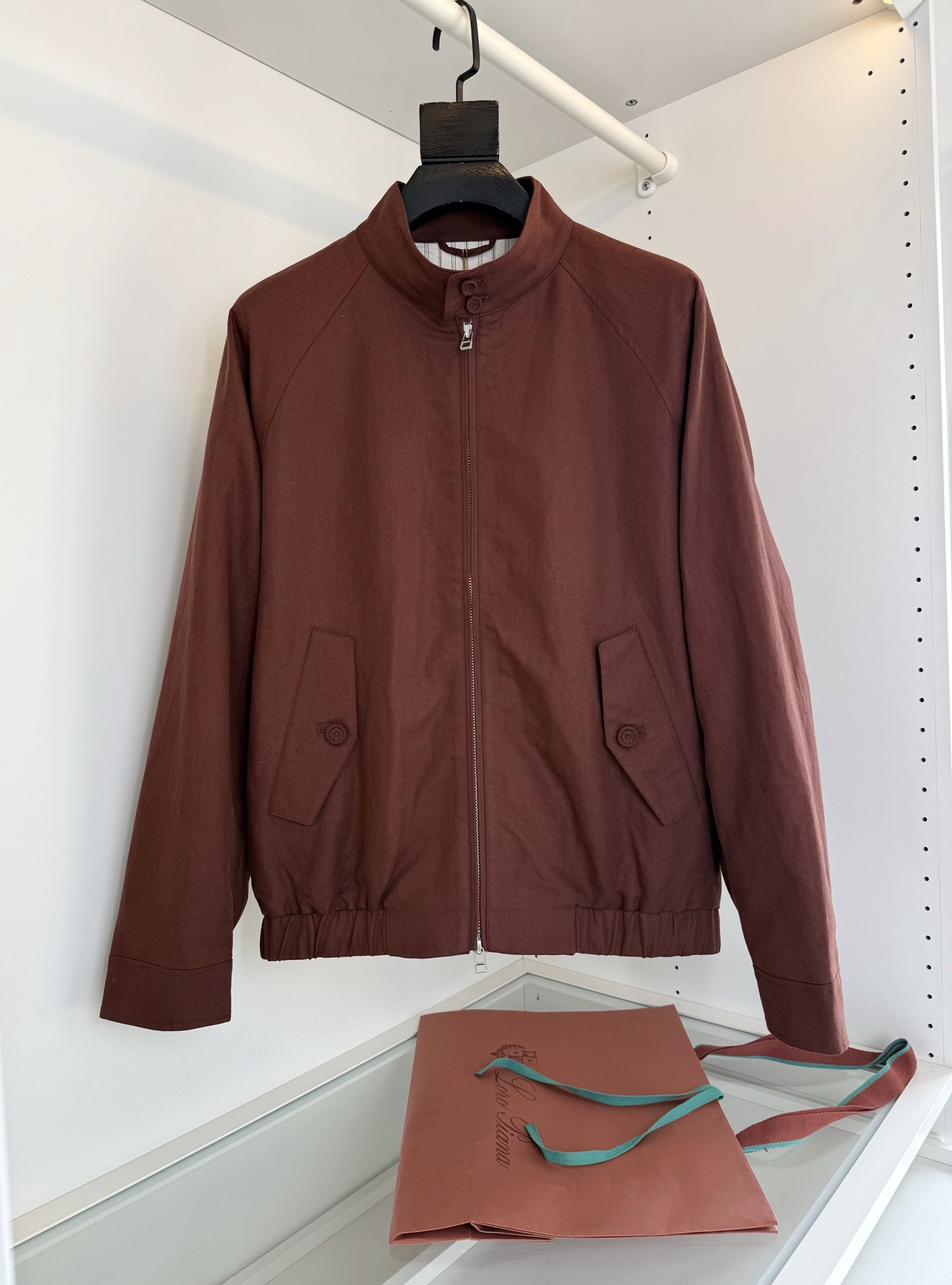 NO:744207,The highest version of the girl on the market will inspect the goods, trim the three marks on the threads, and ship the goods. You can send pictures and take videos. If you want quality and service, please add me on WeChat. We will not accept urgent orders. Lo*ro The highest version of the girl on the market will inspect the goods, trim the three marks on the threads, and deliver the goods. You can send pictures and videos. If you want quality and service, please add me on WeChat. We will not accept urgent orders. Pi*na Nuo u Pia Ya Old Money New Rich Recommends Harrington Imported Linen-Cotton Blend Men's Stand-Collar Jacket  As a classic symbol of retro casual style, the Harrington jacket has been highly praised over the years with its neat silhouette and practical details. It has no logo and uses good fabrics and tailoring. The classic style is the main selling point. The classic silhouette is integrated into modern urban tailoring, making every detail consider practicality and accent. Italian tailoring. Easily matched with all scenes. Commuting, outdoor, casual. Imported linen blended material. Golden ratio: 52.1 linen 26.8 long-staple cotton.  19.8 viscose fiber and 1.3 lyocell fiber are made by precision blending process, which can balance stiffness, comfort and breathability. Perfect for windy spring, warmer climate, outdoor, leisure and commuting. The high proportion of flax fiber has its own refreshing and breathable native characteristics. The fiber structure is hollow and breathable, which can quickly dissipate the moisture on the body surface in the slightly hot weather in spring. Say goodbye to sticky and stuffy heat, while retaining the original texture, highlighting the casual style of retro outdoor. Quality control recommended color: olive green  Maple Leaf Brown Size M-3XL, try on 172-148, L size is suitable, men's clothing, jackets & coats, jackets & coats, gold,19860909市面最高版本小妹验货、修剪线头上三标、发货可发图及拍视频,要品质要服务的加我微信,不接急单. Lo*ro 市面最高版本小妹验货、修剪线头上三标、发货可发图及拍视频,要品质要服务的加我微信,不接急单.Pi*na诺 u翩雅 老钱新贵推荐 哈灵顿 进口亚麻棉混纺男士立领外套 哈林顿夹克作为复古休闲风格的经典符号,凭借利落廓形与实用细节,历经岁月沉淀依旧备受推崇, 没有LOGO的堆砌 以好的面料与剪裁 经典款式做主要卖点 经典轮廓 融入现代都市剪裁 让每一处细节都兼顾实用性与腔调感 意式得剪裁 轻松搭配全场景穿搭 通勤 户外 休闲 进口亚麻混纺材质 黄金配比 52.1亚麻 26.8长绒棉 19.8粘纤 1.3莱赛尔纤维 精密混纺工艺打造 能很好的平衡挺括性 舒适 与透气 完美春季多风 渐暖的气候 户外 休闲 通勤高比例亚麻纤维自带清爽透气的原生特质,纤维结构中空透气,能快速疏导春日微热天气下的体表湿气,告别黏腻闷热,同时保留原生肌理,彰显复古户外的随性格调.品质控推荐 颜色 橄榄绿 枫叶棕 码数M-3XL 试穿172-148穿L码合适,男装,jackets & coats,jackets & coats,gold,,Women's clothing