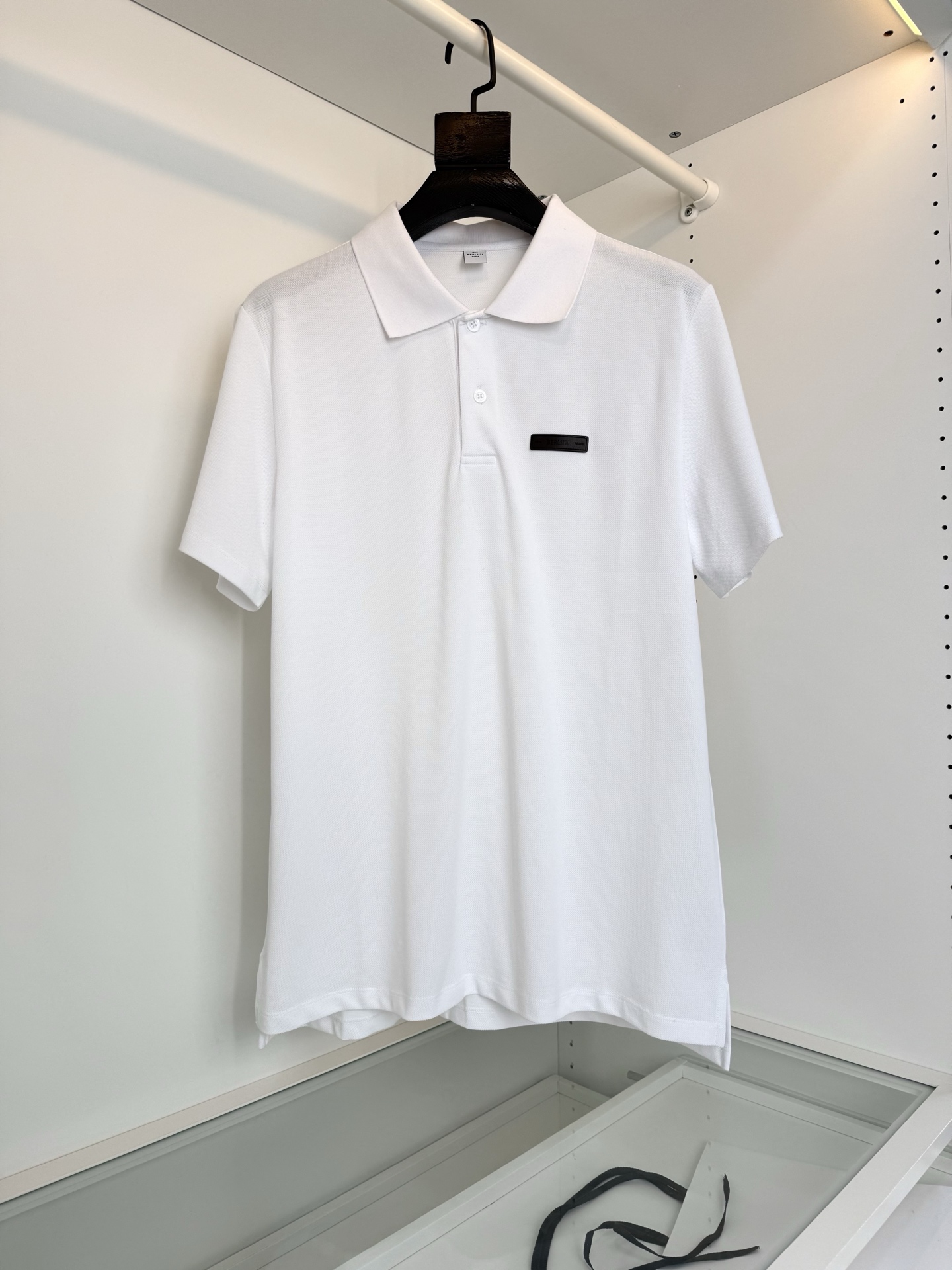 NO:744215,The highest version on the market, the girl will inspect the goods, trim the three marks on the threads, and deliver the goods. You can post pictures and take videos. If you want quality or service, please add me on WeChat. We will not accept urgent orders. Berl*ti Bu*ti Italian-style old money!  The cabinet is on sale for summer 2026. The highest version of the classic lapel on the market. The girl inspects the goods, trims the three marks on the threads, and ships. You can send pictures and take videos. If you want quality and service, please add me on WeChat. We will not accept urgent orders. POLO shirts are classic styles every year. In details, leather labels are embellished. Two buttons. Hem slits. Italian tailoring. The upper body is narrow and the lower body is slightly loose, which makes the overall upper body feel more upright and elegant. The whole product is ready for order.  The fabric is made of mercerized fine pique fabric. The surface has a warm luster. It is skin-friendly, breathable, crisp and stylish. Color Blue Red White Size M-3XL. Try on 172-148 for L size, suitable for men.19860909市面最高版本小妹验货、修剪线头上三标、发货可发图及拍视频,要品质要服务的加我微信,不接急单. Berl*ti布*提 意式老钱！柜在售 2026夏季 经典款翻领市面最高版本小妹验货、修剪线头上三标、发货可发图及拍视频,要品质要服务的加我微信,不接急单.POLO衫 年年的经典款式 细节上 皮革标签点缀 两粒扣 下摆开叉 意式得剪裁 上窄下身略微的宽松 让整体的上身感 更显挺拔 气质 全品相订单 面料采用丝光细珠地的面料 表面有着温润的光泽感 亲肤 透气 挺括有型 颜色 蓝色 红色 白色 码数M-3XL 试穿172-148穿L码合适,男装,,Women's clothing