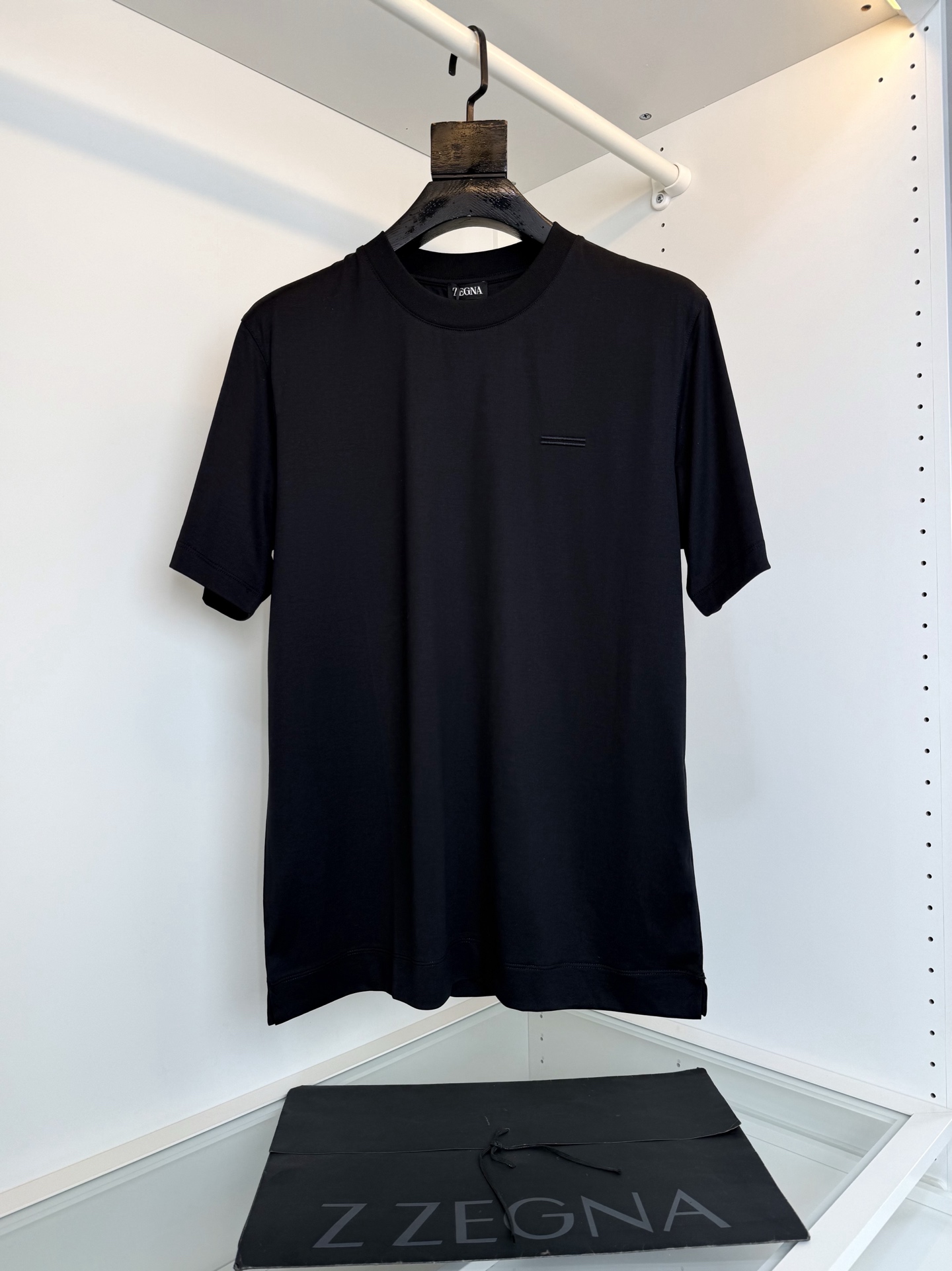 NO:744244,The highest version on the market, the girl will inspect the goods, trim the three marks on the threads, and deliver the goods. You can post pictures and take videos. If you want quality or service, please add me on WeChat. We will not accept urgent orders. ZE*NA Jie*A 2026 Spring and Summer!  !  Wardrobe must-have. Classic mercerized cotton round-neck short-sleeved T-shirt. Classic and versatile. Chest embroidery. Iconic stripe design on turtle back. Highlights the details. Italian tailoring. The neckline slightly fits the neck and the upper body is straight and more fashionable. The overall upper body does not feel too tight or too loose. It is very friendly to the figure. It is easy to wear, versatile and classic!  The fabric is made of mercerized fabric. The surface has a warm luster. The upper body makes skin contact with the fabric more comfortable. The upper body is very high-end. It is skin-friendly and breathable, crisp and stylish. Full order. Color: black, gray green, white. Size: M-2XL. Try on 172-148, suitable for L, men's clothing, T-shirt, tees, t-shirt,19860909市面最高版本小妹验货、修剪线头上三标、发货可发图及拍视频,要品质要服务的加我微信,不接急单. ZE*NA杰*亚 2026春夏！！衣橱必备 年年经典款丝光棉圆领短袖T恤 经典百搭款 胸口刺绣 龟背标志性的一条杠设计 凸显细节有亮点 意式得剪裁 领口微微贴合颈部 上身挺拔而更具时尚感 整体上身感不会过紧或者过松 对身材很友好 好穿又百搭经典不过时！ 面料采用 丝光面料 表面有着温润的光泽感 上身让皮肤接触面料更加舒适. 上身很高档 亲肤透气,挺括有型 全品相的订单 颜色 黑色 灰绿色 白色 尺码M-2XL 试穿172-148穿L合适,男装,T-shirt,tees，t-shirt,,Women's clothing