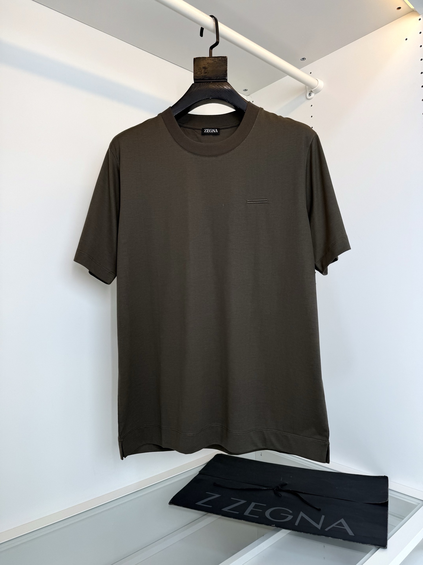 NO:744250,The highest version on the market, the girl will inspect the goods, trim the three marks on the threads, and deliver the goods. You can post pictures and take videos. If you want quality or service, please add me on WeChat. We will not accept urgent orders. ZE*NA Jie*A 2026 Spring and Summer!  !  Wardrobe must-have. Classic mercerized cotton round-neck short-sleeved T-shirt. Classic and versatile. Chest embroidery. Iconic stripe design on turtle back. Highlights the details. Italian tailoring. The neckline slightly fits the neck and the upper body is straight and more fashionable. The overall upper body does not feel too tight or too loose. It is very friendly to the figure. It is easy to wear, versatile and classic!  The fabric is made of mercerized fabric. The surface has a warm luster. The upper body makes skin contact with the fabric more comfortable. The upper body is very high-end. It is skin-friendly and breathable, crisp and stylish. Full order. Color: black, gray green, white. Size: M-219860909市面最高版本小妹验货、修剪线头上三标、发货可发图及拍视频,要品质要服务的加我微信,不接急单. ZE*NA杰*亚 2026春夏！！衣橱必备 年年经典款丝光棉圆领短袖T恤 经典百搭款 胸口刺绣 龟背标志性的一条杠设计 凸显细节有亮点 意式得剪裁 领口微微贴合颈部 上身挺拔而更具时尚感 整体上身感不会过紧或者过松 对身材很友好 好穿又百搭经典不过时！ 面料采用 丝光面料 表面有着温润的光泽感 上身让皮肤接触面料更加舒适. 上身很高档 亲肤透气,挺括有型 全品相的订单 颜色 黑色 灰绿色 白色 尺码M-2XL 试穿172-148穿L合适啊,男装,T-shirt,tees，t-shirt,,Women's clothing