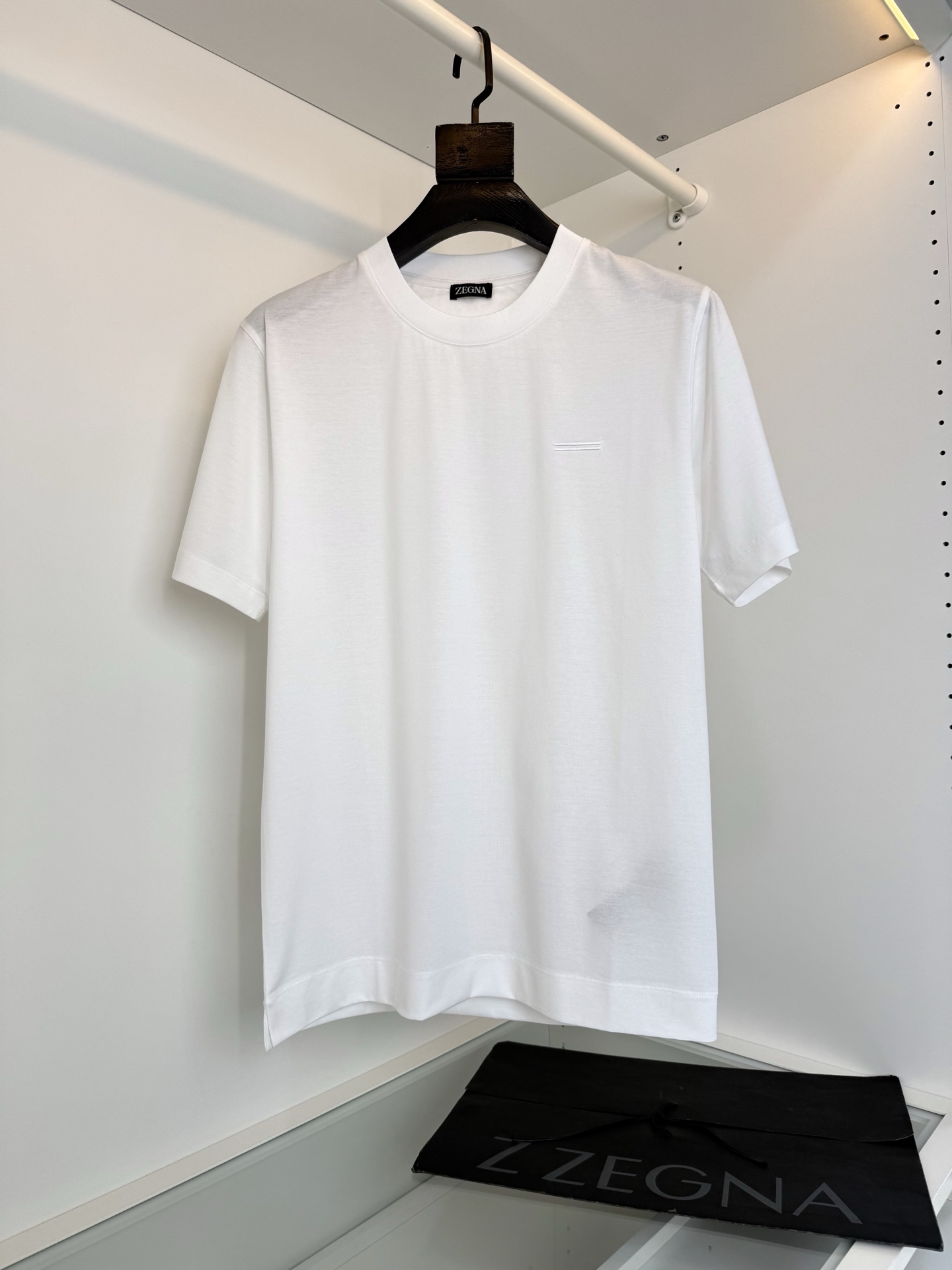 NO:744254,The highest version on the market, the girl will inspect the goods, trim the three marks on the threads, and deliver the goods. You can post pictures and take videos. If you want quality or service, please add me on WeChat. We will not accept urgent orders. ZE*NA Jie*A 2026 Spring and Summer!  !  Wardrobe must-have. Classic mercerized cotton round-neck short-sleeved T-shirt. Classic and versatile. Chest embroidery. Iconic stripe design on turtle back. Highlights the details. Italian tailoring. The neckline slightly fits the neck and the upper body is straight and more fashionable. The overall upper body does not feel too tight or too loose. It is very friendly to the figure. It is easy to wear, versatile and classic!  The fabric is made of mercerized fabric. The surface has a warm luster. The upper body makes skin contact with the fabric more comfortable. The upper body is very high-end. It is skin-friendly and breathable, crisp and stylish. Full order. Color: black, gray green, white. Size: M-2XL. Try on 172-148, suitable for L, men's clothing, T-shirt, tees, t-shirt,19860909市面最高版本小妹验货、修剪线头上三标、发货可发图及拍视频,要品质要服务的加我微信,不接急单. ZE*NA杰*亚 2026春夏！！衣橱必备 年年经典款丝光棉圆领短袖T恤 经典百搭款 胸口刺绣 龟背标志性的一条杠设计 凸显细节有亮点 意式得剪裁 领口微微贴合颈部 上身挺拔而更具时尚感 整体上身感不会过紧或者过松 对身材很友好 好穿又百搭经典不过时！ 面料采用 丝光面料 表面有着温润的光泽感 上身让皮肤接触面料更加舒适. 上身很高档 亲肤透气,挺括有型 全品相的订单 颜色 黑色 灰绿色 白色 尺码M-2XL 试穿172-148穿L合适,男装,T-shirt,tees，t-shirt,,Women's clothing