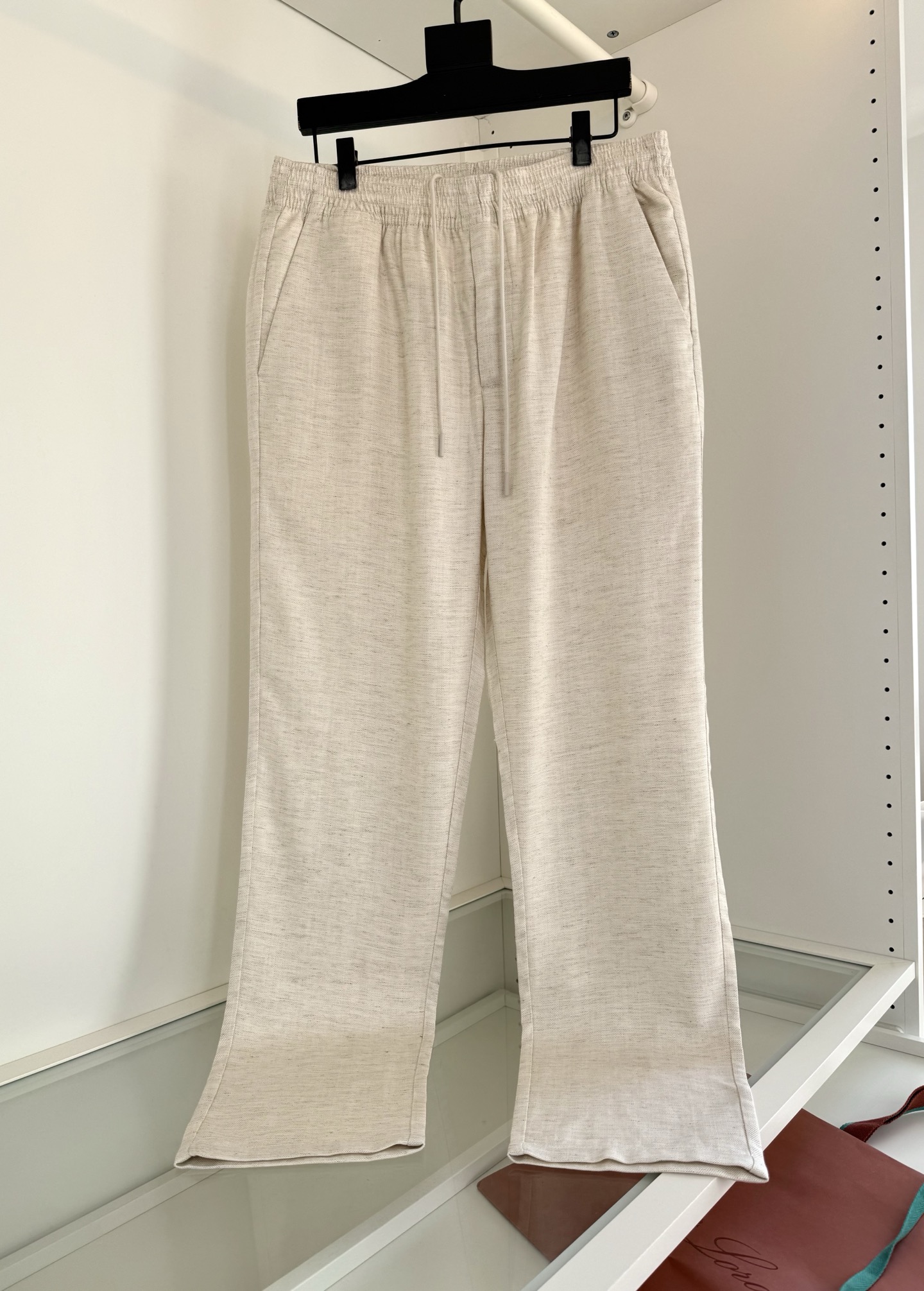 NO:744807,Lo*ro P*na Nuo Panya is recommended by old money and new money!  Lazy and casual, the vertical pattern Tencel linen elastic waist straight casual pants are practical for both business and leisure. They are also their classic trouser type. The upper body has a lazy and elegant temperament. The loose elastic waist and the inner drawstring at the waist create a balanced elegance in contrast. Pockets on both sides. The hardware and accessories are all made of Tencel linen. The vertical texture has a warm luster on the surface. It highlights the sense of quality and the upper body is comfortable and breathable. It absorbs moisture and wicks away moisture.  The softer it gets after washing, the more time-worn it has, the more it wears and has the charm. It can be matched with both business and leisure. Highly recommended for spring and summer. Color: black, coffee, khaki, beige. Size M-3XL. Try on 172-148 to wear L, suitable for men.19860909Lo*ro Pi*na诺u翩雅 老钱新贵推荐！ 慵懒随意 竖纹天丝亚麻松紧腰直筒休闲裤 商务休闲都实穿的一款 也是他家经典裤型 上身有着慵懒的典雅气质.松紧腰部宽松量感与腰部内抽绳,在对比中营造平衡的优雅.两侧插袋 五金辅料全品相面料采用天丝亚麻材质 竖纹理 表面有温润的光泽感 凸显品质感的同时 上身 舒适透气 吸湿排汗 越洗越柔软 越穿越有韵味的特点 商务休闲都能很好搭配一款 春夏强烈推荐 颜色 黑色 咖色 卡其色 米杏色 码数M-3XL 试穿172-148穿L合适,男装,,Women's clothing