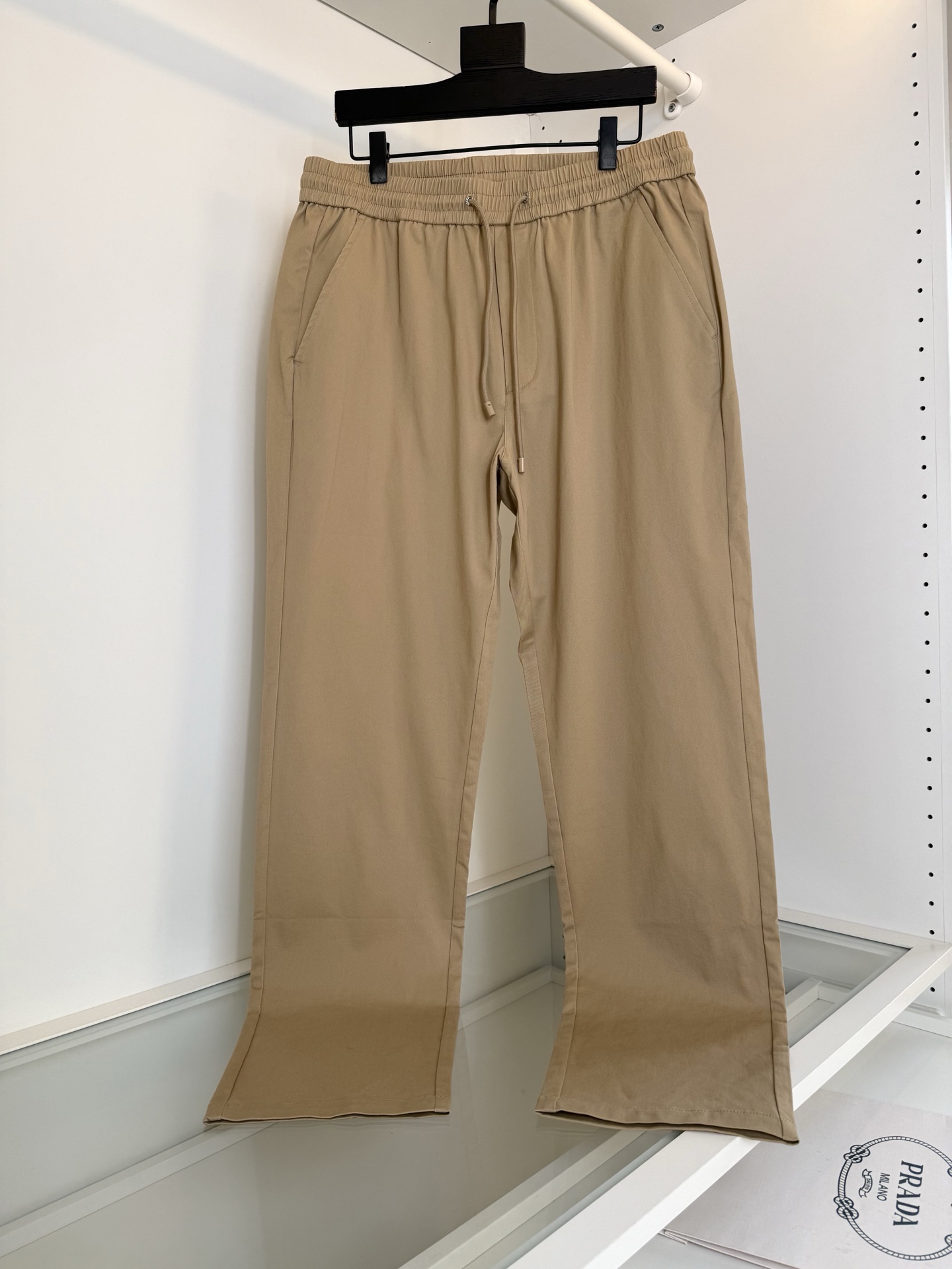 NO:744821,Pr*da 2026 spring and summer thin cabinets are on sale!  Classic and versatile straight-leg casual pants with elastic waist!  Classic and practical style. Triangular logo embellishment design on the back pocket. Elastic waist drawstring for easy on and off. Pockets on both sides. The version adopts a slightly loose cut; casual and fashionable. The fabric is made of custom-woven twill high-count pure cotton. The upper body is comfortable and breathable, and the hand feels soft. It is easy to care for and has a good sense of stiffness. The overall design is full of vigorous youthful vitality. All products are available to order. Color: Navy Khaki. Size: M-3XL  Try on 172-148 waist size 2 feet 5 and wear L suitable, Prada-clothing, prada,19860909Pr*da普*达2026春夏薄款 柜在售！ 经典百搭 松紧腰直筒休闲裤！经典实穿的款式 后口袋三角标点缀设计 穿脱方便的松紧腰抽绳 两侧插袋 版型采用略微宽松的剪裁；随意时尚,面料采用订织斜纹高支纯棉的材质,上身舒适透气,手感柔软 易打理的同时又有很好的挺括感,整体的设计充满了蓬勃的年轻活力,全品相订单 颜色 藏青色 卡其色 码数M-3XL 试穿172-148腰围2尺5穿L合适,普拉达-服装,prada,,Women's clothing