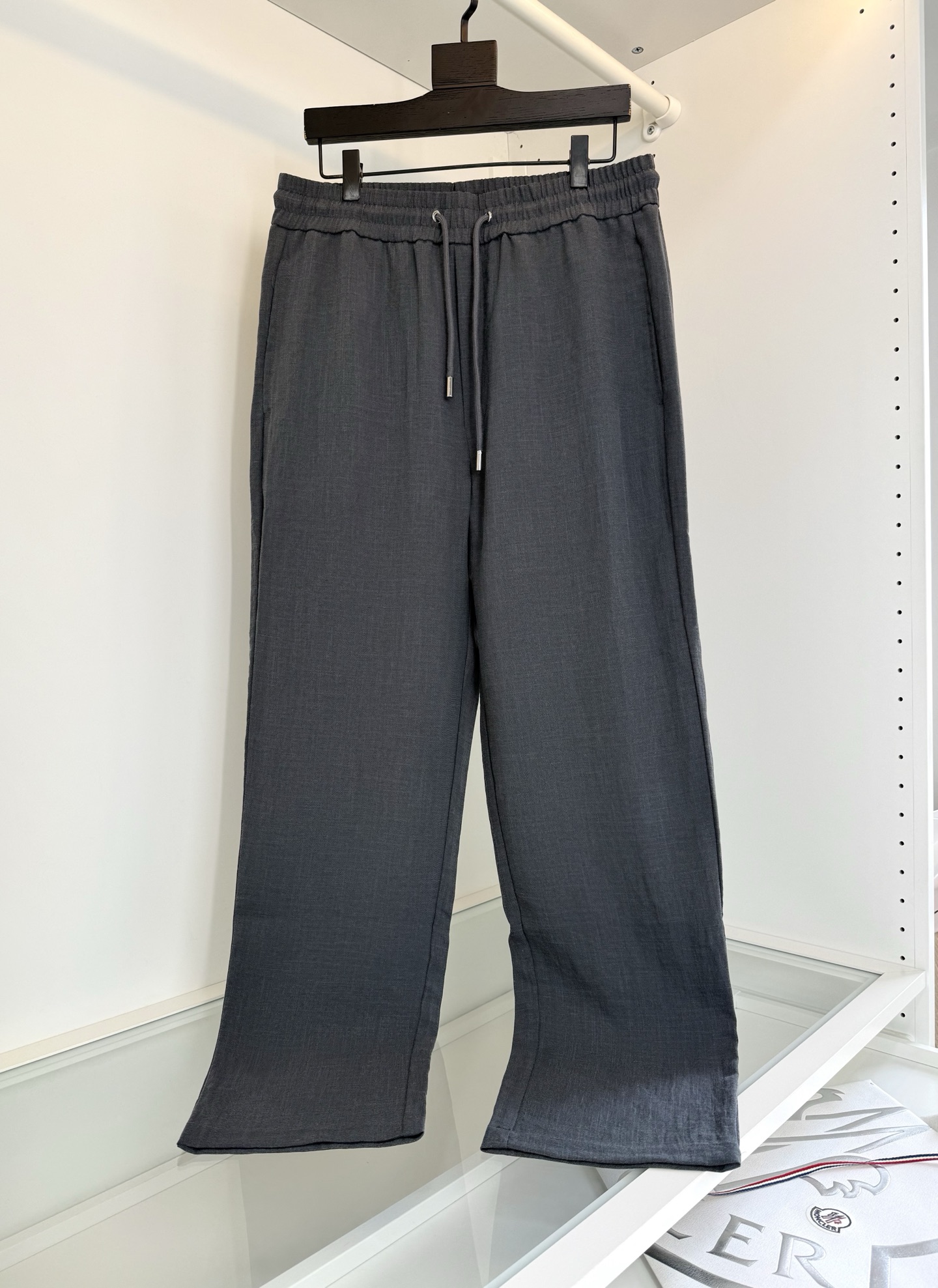 NO:775178,The highest version on the market, the girl inspects the goods, trims the three marks on the threads, and delivers the goods. You can post pictures and take videos. If you want quality and service, please add me on WeChat. We will not accept urgent orders. MON**ER 2026 Spring and Summer Cotton and Linen Blended Elastic Waist Straight Casual Pants. Classic style. Practical for both business and leisure wear. Back pocket logo embroidery embellishment.  The upper body has a lazy and elegant temperament. The elastic waist has a loose volume and the practical drawstring at the waist creates a balanced elegance in contrast. Pockets on both sides. Fitted tailoring. The fabric is made of natural cotton and linen blends. It is comfortable, breathable and moisture-wicking. It has many advantages. It becomes softer the more you wash it. It has the characteristics of charm as it wears out. Full product order [Color] Black Gray Beige [Number of Sizes] M-3XL  Try on 172-148 to wear L slim fit, men's clothing,19860909市面最高版本小妹验货、修剪线头上三标、发货可发图及拍视频,要品质要服务的加我微信,不接急单. 蒙**口MON**ER 2026春夏 棉麻混纺松紧腰直筒休闲裤 经典款 商务休闲都实穿的一款 后口袋标志刺绣点缀 上身有着慵懒的典雅气质.松紧腰部宽松量感与腰部的实用抽绳,在对比中营造平衡的优雅.两侧插袋 合体的剪裁版型 面料采用天然棉麻混纺材质 舒适透气 吸湿排汗 ........有着很多优点 越洗越柔软 越穿越有韵味的特点 全品相订单【颜色】 黑色 灰色 米杏色【码数】M-3XL 试穿172-148穿L修身感,男装,,Women's clothing