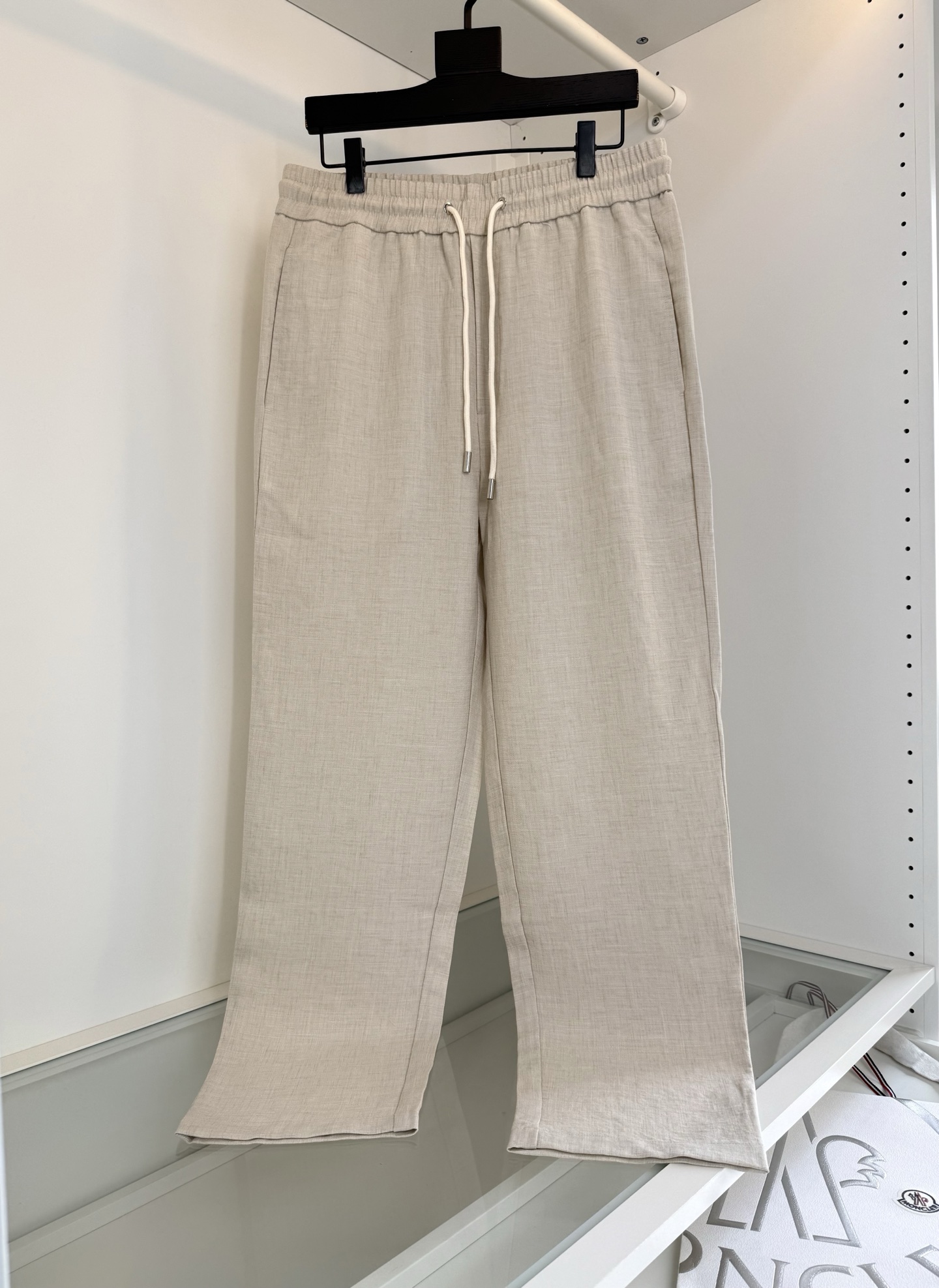 NO:744816,MON**ER 2026 Spring and Summer Cotton and linen blended elastic waist straight casual pants, classic style, suitable for both business and leisure wear, embroidered logo on the back pocket, the upper body has a lazy and elegant temperament. The loose elastic waist and practical drawstring at the waist create a balanced elegance in contrast. Pockets on both sides, well-fitting tailoring, the fabric is made of natural cotton and linen blended material, comfortable and breathable, moisture-wicking and has many advantages.  The more you wash it, the softer it gets and the more time it wears, the more it has a charm. Full product order. Color Black Gray Beige Size M-3XL Try on 172-148 to wear L slim fit, men's clothing,19860909蒙**口MON**ER 2026春夏 棉麻混纺松紧腰直筒休闲裤 经典款 商务休闲都实穿的一款 后口袋标志刺绣点缀 上身有着慵懒的典雅气质.松紧腰部宽松量感与腰部的实用抽绳,在对比中营造平衡的优雅.两侧插袋 合体的剪裁版型 面料采用天然棉麻混纺材质 舒适透气 吸湿排汗 ........有着很多优点 越洗越柔软 越穿越有韵味的特点 全品相订单 颜色 黑色 灰色 米杏色 码数M-3XL 试穿172-148穿L修身感,男装,,Women's clothing