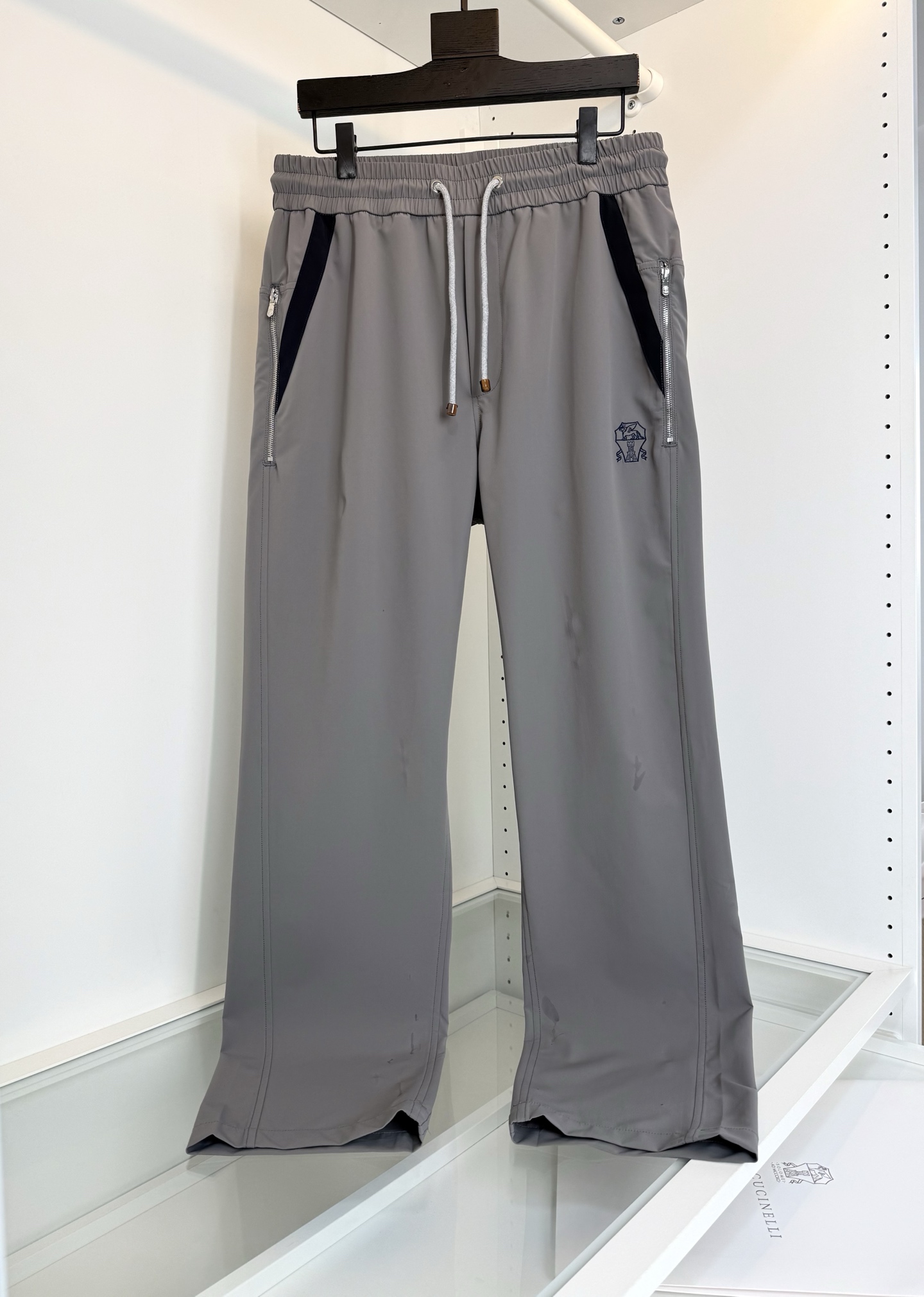 NO:775184,The highest version on the market, the girl will inspect the goods, trim the three marks on the threads, and deliver the goods. You can post pictures and take videos. If you want quality or service, please add me on WeChat. We will not accept urgent orders. Bru**llo Cuci**lli Urban Sports Series!  2026 spring and summer new products Straight-leg casual pants with elastic waist, elastic waist drawstring, fashionable contrasting design on the side of the pocket, brand logo embroidery on the pocket, zipper pocket, convenient and practical, classic style every year, three-dimensional arc tailoring design, the upper body effect is very slimming, and there is always a casual sense of relaxation. The fabric is made of polyester fiber blended material, silky to the touch, the upper body is comfortable and breathable, good elasticity, good for casual sports [Color] Black  Gray [size] M-3XL, try on 172-148 waist, 2 feet 5, wear L slim fit, men's clothing,19860909市面最高版本小妹验货、修剪线头上三标、发货可发图及拍视频,要品质要服务的加我微信,不接急单. Bru**llo Cuci**lli 都市运动系列！2026春夏新品 松紧腰直筒休闲裤 ,松紧腰部抽绳 口袋侧边时尚撞色设计 口袋处品牌logo刺绣点缀 经拉链插袋 方便实用 年年经典款式 立体弧度剪裁设计上身效果非常显瘦 又有总随意的松弛感 面料采用聚酯纤维混纺材质, 手感丝滑 上身舒适透气 弹性好 休闲运动好搭配【颜色】 黑色 灰色【码数】M-3XL 试穿172-148腰围2尺5穿L修身,男装,,Women's clothing