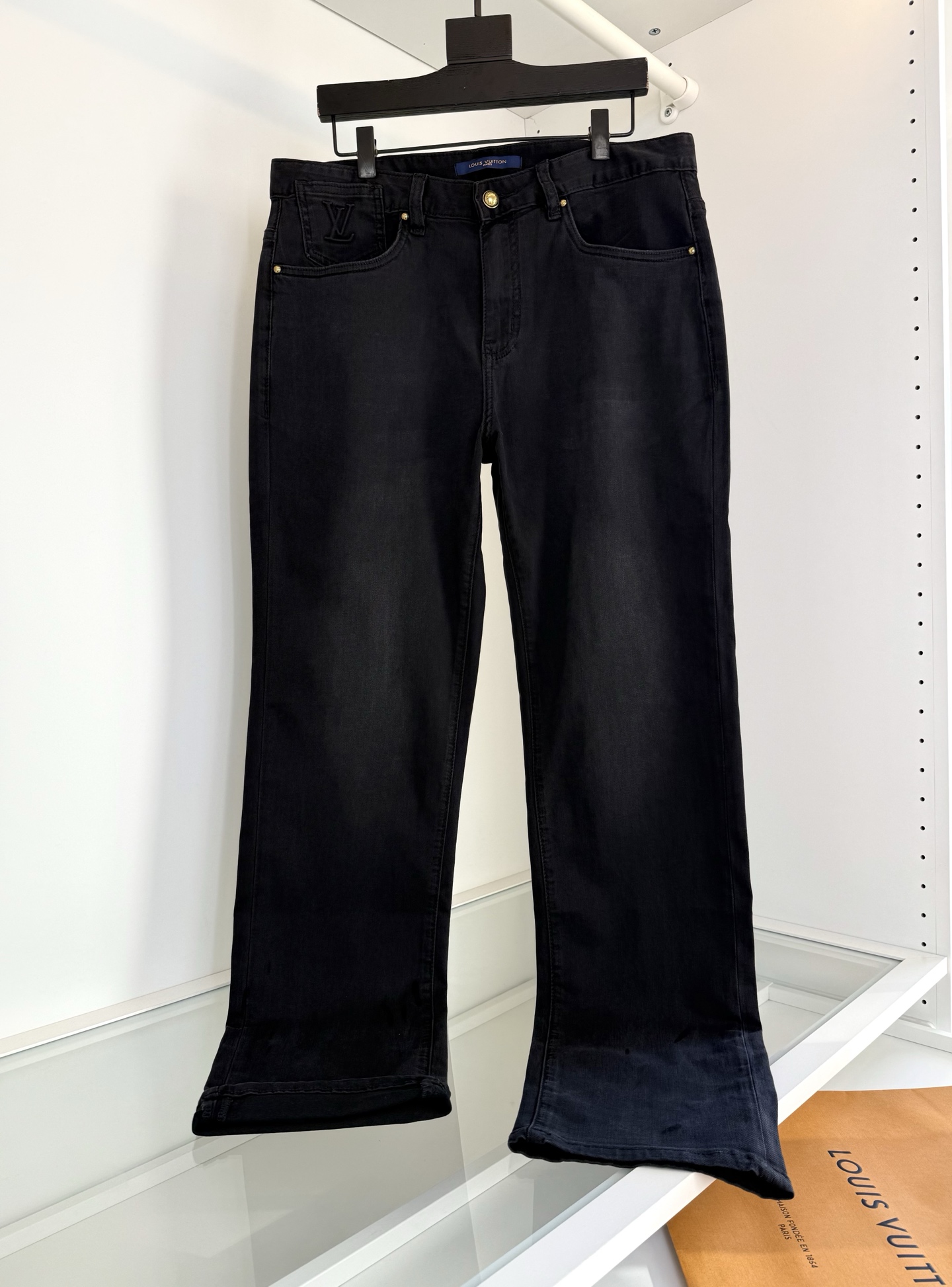 NO:744799,Louis*den L*V2026 spring and summer (small straight version) classic black cow model Five pockets that are essential for men's small straight jeans wardrobe Small pocket logo embroidery Combined with retro leather brand embellishment on the back waist Retro fashion Fitted small straight cut All hardware accessories YKK zipper Smooth pull, natural and environmentally friendly washed black Retro fashion. The fabric is made of new denim material Spring and summer thin fabric is comfortable, breathable and has a good sense of stiffness  Color Black Gray Size 30-38 (35 available) Try on 172-148 Waist 2 feet 5, 32 is suitable, Louis Vuitton-clothing, louis vuitton, jeans,19860909路易*登L*V2026春夏（小直筒版型）经典款黑牛款 男士小直筒牛仔裤衣橱必备的五袋 小口袋标志刺绣 结合后腰复古皮牌点缀 复古时尚 合体小直筒剪裁 五金辅料全品相 YKK的拉链 拉合顺滑,天然环保的水洗黑 复古时尚 .面料采用新型的牛仔料 春夏薄款 面料 舒适 透气 又有很好的挺括感 颜色 黑灰 码数30-38（有35）试穿172-148腰围2尺5 穿32合适,路易威登-服装,louis vuitton,jeans,,Women's clothing