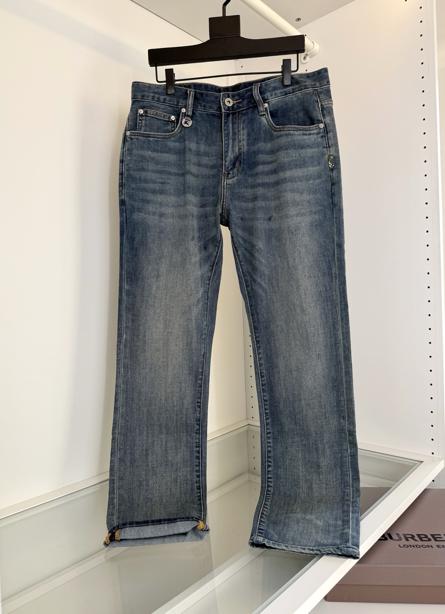 NO:744790,Bur Bar*li 2026 spring and summer retro fashion small straight men's jeans!  A must-have item for those who like jeans. Classic five-pocket style. Blue wash. Combined with the new theme embellishment of the back pocket and leather brand design. The upper body is fashionable and accentuated. The same detail processing can also highlight the texture of the details. I don’t know what to wear when going out. It’s the right thing to wear. Quality control recommends. Full hardware. YKK zippers imported from Japan. Natural and environmentally friendly washed blue. Solid color treatment. Small straight cut. The fabric is made of 98 cotton and 2 spandex. The upper body is comfortable, micro-elastic and skin-friendly.  Breathable, the upper body is crisp and stylish, the whole product is ordered, a highly recommended color, the color in the picture, the code number is 30-38 (there are 35), try on 172-148, wear 32, Burberry - clothing, burberry, jeans,19860909Bur巴*莉2026春夏 复古时尚小直筒男士牛仔裤！喜欢牛仔裤的必入单品 经典五袋款式 蓝色水洗 结合后口袋新主题的点缀结合皮牌设计 上身时尚而有腔调感 同细节处理 又能凸显细节质感 出门不知道穿什么 穿它准没错,品质控推荐 全品相五金 日本进口YKK拉链 天然环保的水洗蓝 固色处理 小直筒的版型剪裁 面料采用98棉 2氨纶 上身舒适 微弹力 亲肤 透气 上身挺括有型 全品相订单 强烈推荐的一款 颜色 图片色 码数30-38 (有35）试穿172-148穿32合适,博柏利-服装,burberry,jeans,,Women's clothing