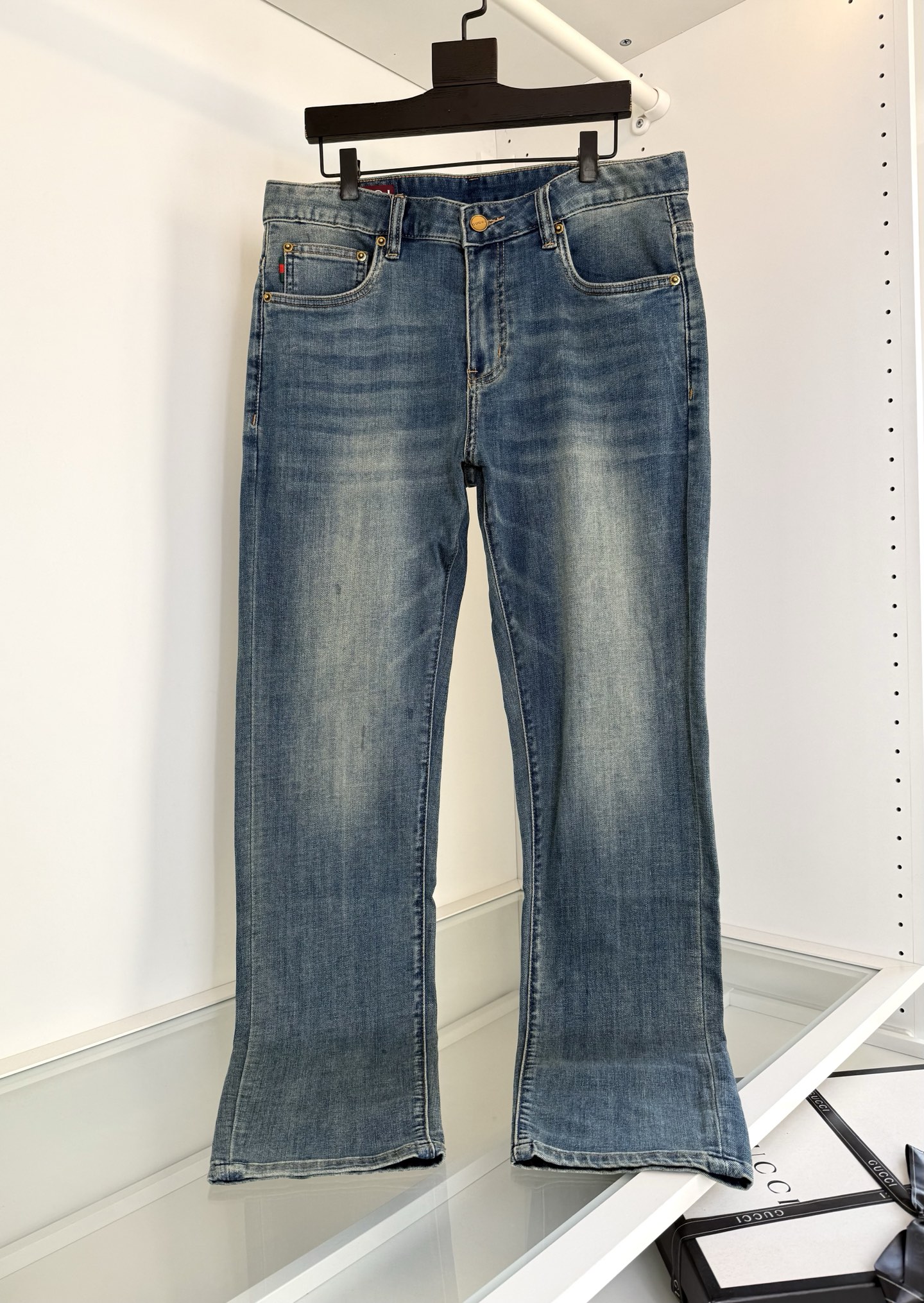 NO:744783,GUC*I Gucci 2026 Spring and Summer Thin Style Full Order!  Classic men's small straight jeans. Natural and environmentally friendly washed blue. Easy to match in spring and summer. Fitted tailoring. Full hardware accessories. Exquisite and highlighting texture. GG embossing on the back pocket is very bright. The fabric is custom-made denim fabric. It is stretchy. Thin in spring and summer. The upper body is comfortable and not tight. Skin-friendly and breathable. Highly recommended if you like jeans. Color Picture color 30-38 (35 available)  Try on 172-148, 32 is suitable, Gucci-clothing, gucci, gucci, jeans,19860909GUC*I古奇 2026春夏薄款 全品相订单！经典款男士小直筒牛仔裤 天然环保的水洗蓝 春夏易搭配 合体的剪裁 全品相五金辅料 精致而凸显质感 后口袋GG压花很有亮点 面料客供订织牛仔面料 有弹力 春夏薄款 上身舒适不紧绷 亲肤而透气 喜欢牛仔裤强烈推荐 颜色 图片色 30-38（有35） 试穿172-148穿32合适,古驰-服装,gucci,gucci,jeans,,Women's clothing