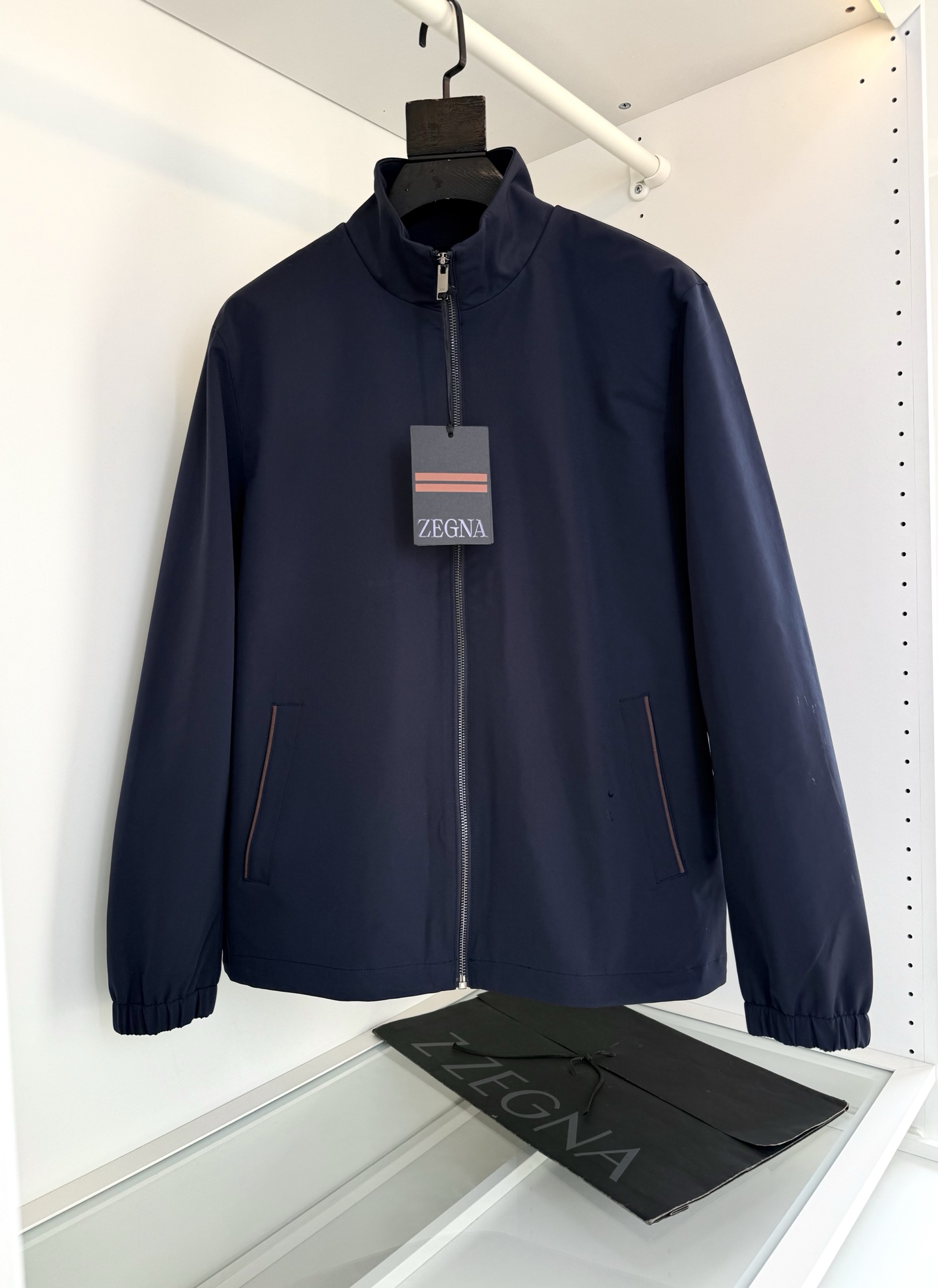 NO:775172,The highest version on the market, the girl will inspect the goods, trim the three marks on the threads, and ship the goods. You can post pictures and take videos. If you want quality or service, please add me on WeChat. We will not accept urgent orders. ZE*NA Jie*Ya 2026 Spring and Autumn Thickness Cabinet is on sale!  Classic stand-up collar jacket. Classic stand-up collar style. It is practical for business and commuting. There is no LOGO but the details inside are meticulous. All hardware and accessories are consistent. Fitted tailoring. Seemingly simple design, focusing on details and fabrics. The zipper fly of the cardigan is tailored with zipper pockets on both sides. Classic style. The fabric is made of blended technical materials on the surface and is easy to care for and lined. It is comfortable and stylish at the same time. The upper body is tall and energetic. Suitable for spring and autumn wear.  [Color] Blue [Size] S-2XL, try on 172-148, suitable for L, men's clothing, jackets & coats, jackets & coats,19860909市面最高版本小妹验货、修剪线头上三标、发货可发图及拍视频,要品质要服务的加我微信,不接急单. ZE*NA杰*亚2026春秋厚度 柜在售！经典款立领款夹克外套 经典立领款式 商务通勤都很实穿的一款 没有LOGO堆砌 但是内里的细节 一丝不苟 五金辅料全品相 合体的剪裁 看似简约设计 重细节与面料 开衫拉链门襟两侧拉链插袋合体的剪裁 经典款式 面料采用 表层采用混纺科技材质有着易打理有内衬 舒适,有型的同时 上身挺拔显精神 适合春秋穿着 【颜色】蓝色【码数】S-2XL 试穿172-148穿L合适,男装,jackets & coats,jackets & coats,,Women's clothing