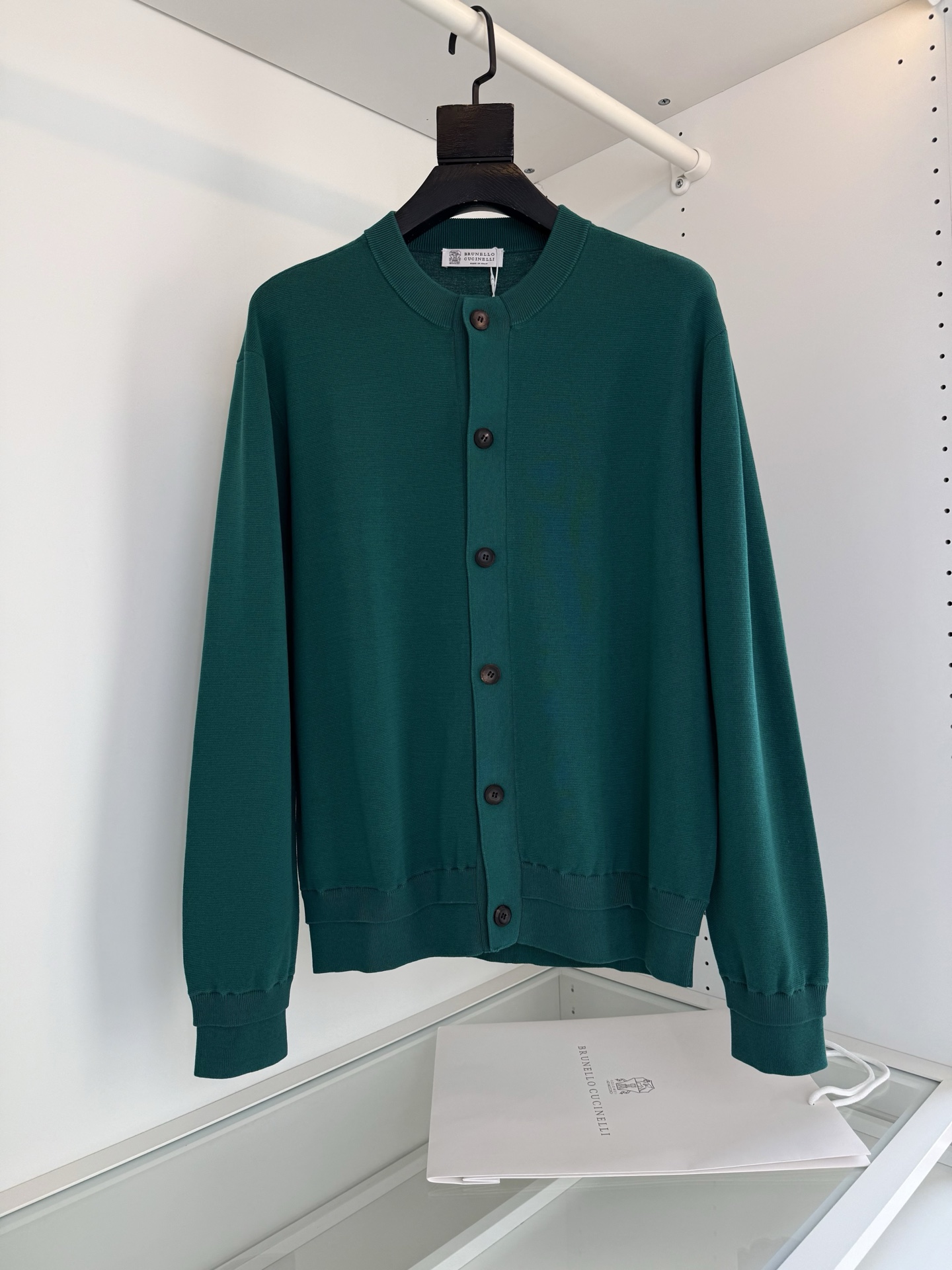 NO:774323,Bru**llo Cuci**lli2026 early spring is highly recommended by upstarts. The round neck knitted cardigan is easy to match. An elegant gentleman with an upper body. Minimalist design. There is no stacking of LOGOs. The main selling point is the pattern and fabric workmanship. It is easy to match. Design features. The cuffs and hems use his double-layer design. It has a sense of layering. The seemingly simple design details give a sense of luxury. The round neckline and double-layer weaving method make the upper body feel three-dimensional and full.  Fitted knitted tailoring. The fabric is made of long-staple cotton with long fibers and good dyeing effect. Natural cotton has good moisture absorption and breathability. It can quickly absorb sweat and discharge it naturally. It is more comfortable to wear in spring and autumn without feeling stuffy and sweaty. The material is treated with mercerization process. The cotton fiber has a soft luster like silk. It feels smooth and not rough. It is dry and tough. Not easy to pilling and deformation. Color: turquoise green, navy blue, size M-3XL  Try on 172-148, L size is suitable, men's clothing,19860909Bru**llo Cuci**lli2026早春 新贵强烈推荐 圆领针织开衫 易搭配的一款 上身儒雅绅士 极简的设计 没有LOGO的堆砌 以版型 面料做工易搭配作为主要卖点 设计特点 袖口下摆运用他家双层设计 有着叠穿的层次感 看似简约的设计 细节给人高级感 圆领领口 双层织法 让上身感立体而饱满 合体的针织剪裁 面料采用长绒棉 纤维长 染色效果好 天然的棉有很好的吸湿透气的功能性 能快速吸收汗液并自然排出 春秋穿更加舒适没有闷汗感 材质做丝光工艺处理 棉纤维光泽柔和 如丝 触感顺滑不粗糙 干爽有韧性 不易起球 与变形 颜色 松石绿 藏蓝色 码数M-3XL 试穿172-148穿L码合适,男装,,Women's clothing