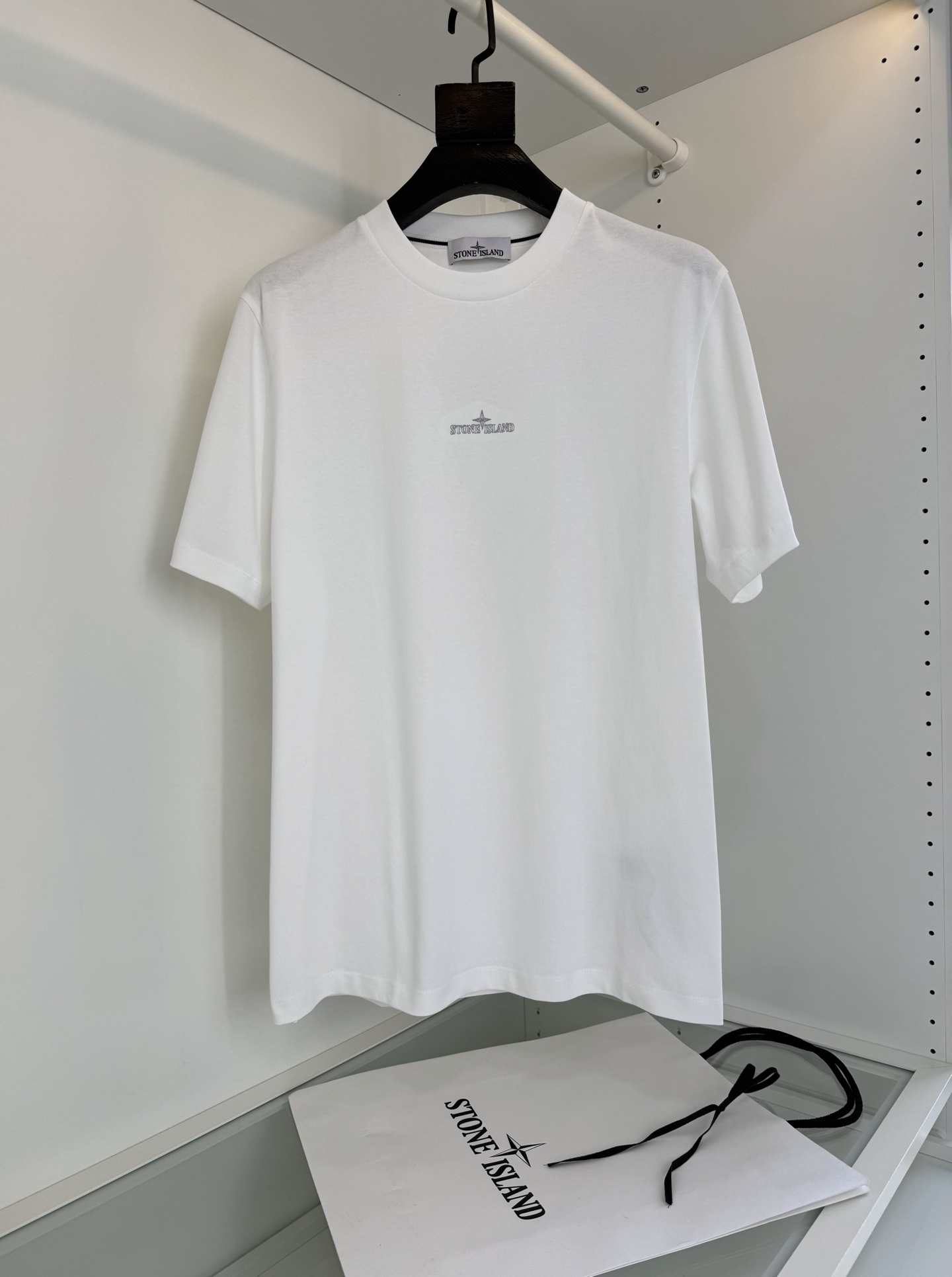 NO:774333,Stone lsland Stone Island 2026 latest!  Highly recommended if you like his design. Confidently wear it on the cabinet for comparison. Classic visual presentation method. Geographic pictures and text combined with letters. Classic original short-sleeved T-shirt. Classic surround layout. Let the theme be dark and light. Graphics with a sense of layering. Use imported Behringer embroidery machine for embroidery. Old masters with more than ten years of plate making. Very delicate fabrics. Weight and craftsmanship. Finished in strict accordance with the official. 240 grams of long-staple cotton material. Seemingly similar fabrics. Washability. When worn in the second season.  I have a great experience. After many washes, it looks naturally aged and has a natural sense of fashion. It is a design that combines military classics with street and fashion. It seems to be a niche design and can be matched well in various occasions. It is also one of the favorite brands of many celebrities. Full product order. Color: blue gray white. Size: M-319860909Stone lsland 石头岛 2026最新！喜欢他家设计的强烈推荐 自信穿到柜上对比 经典视觉呈现方式 地理图文结合字母经典款原来短袖T恤 经典环绕排版 让主题深浅图形呈现 层次感 采用进口百灵达绣花机刺绣.十几年的老师傅 制版 一针一线非常精致面料 克重 工艺 严格按照官方完成 240克重的长绒棉材质 看似大同小异的面料 耐洗性 当第二季穿时 就有很大体会 多次洗涤后呈现自然做旧又有自然时尚感更显味道他家把军事经典 结合街头已经时装融为一体的设计 看似小众的设计 各种场合都能很好的搭配 也是众多明星大咖钟爱品牌之一 全品相订单 颜色 蓝灰色 白色 码数M-3XL 试穿172-148穿L码合适,男装,T-shirt,tees，t-shirt,,Women's clothing