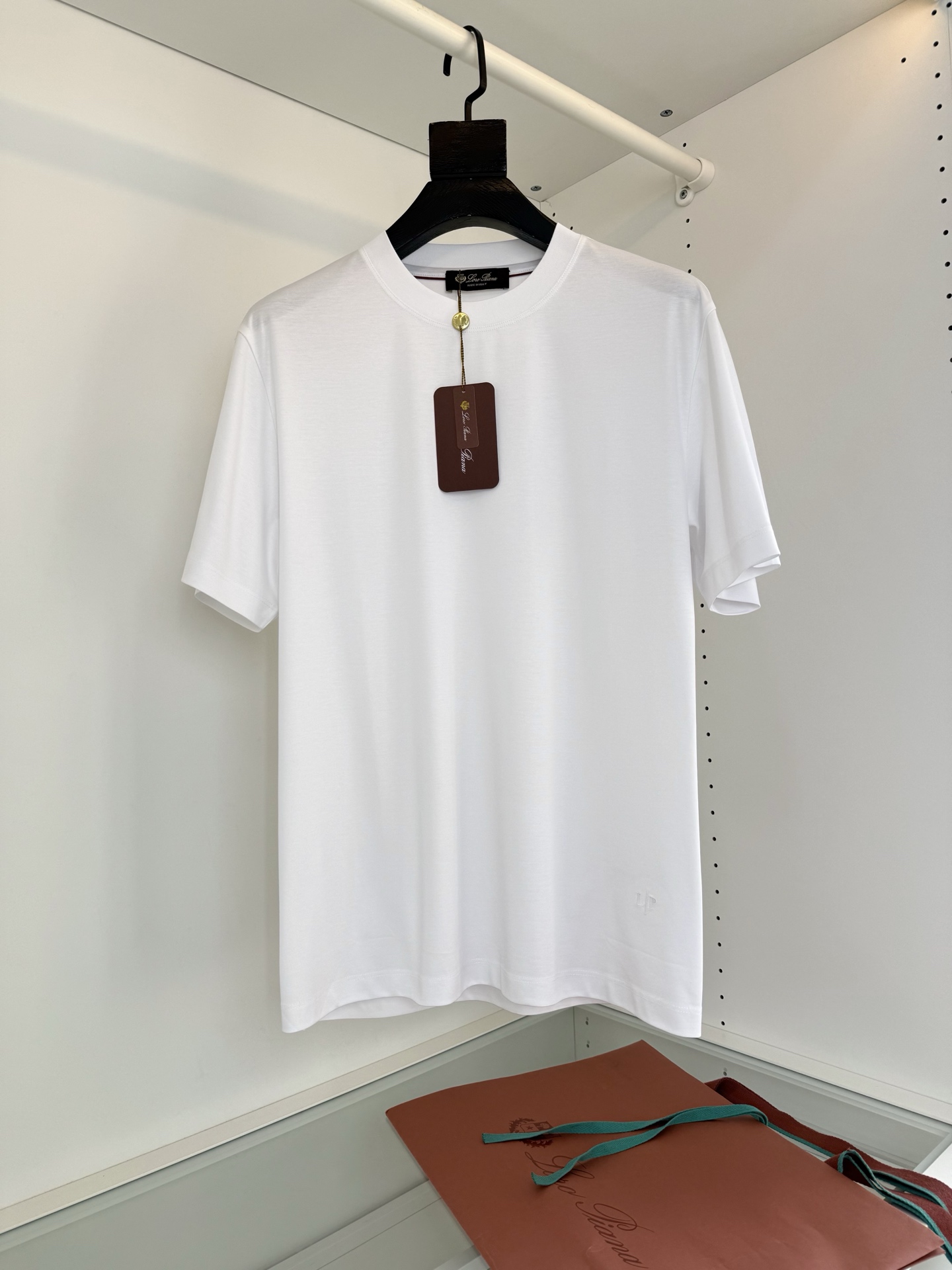 NO:774339,Lo*ro P*na Nuo Pianya 2026 spring and summer!  If you have extremely high requirements for fabrics, check out this one!  Mulberry silk linen combined with modal cotton blend, round neck short-sleeved T-shirt, a classic style every year. The difference every year is in the fabric and version. The details are embroidered with LP. Basic style. Fabric. As the main design. Italian tailoring. The neckline slightly fits the neck and the upper body is straight and more fashionable. The overall upper body does not feel too tight or too loose. It is very friendly to the figure. It is easy to wear and versatile, classic but not outdated!  The fabric is made of mulberry silk linen combined with modal cotton blend. The brand fabric has excellent comfort on the upper body. The surface has a warm and glossy texture. It is skin-friendly, breathable and has a good sense of stiffness. The simple design looks expensive at first glance. Full product phase order. Highly recommended in spring and summer. Color: Navy blue, gray green, white, coffee. Size: M-3XL. Try on 172-148 for L, men's clothing, loro  piana,T-shirt,tees,t-shirt,19860909Lo*ro Pi*na诺 u翩雅2026春夏！对面料有极高要求的看这款！桑蚕丝亚麻结合莫代尔棉混纺 圆领短袖T恤 年年的经典款式 每年的区别在面料与版型上 细节上LP刺绣点缀 基础款 版型 面料 作为主要设计 意式得剪裁 领口微微贴合颈部 上身挺拔而更具时尚感 整体上身感不会过紧或者过松 对身材很友好 好穿百搭经典不过时！ 面料采用桑蚕丝亚麻结合莫代尔棉混纺材质 品牌面料 上身有着极好的舒适性 表面有着温润的光泽质感 亲肤 透气 又有很好的挺括感 看式简约的设计 给人一眼贵 全品相订单 春夏强烈推荐 颜色 藏青色 灰绿色 白色 咖色 码数M-3XL 试穿172-148穿L合适,男装,loro piana,T-shirt,tees，t-shirt,,Women's clothing