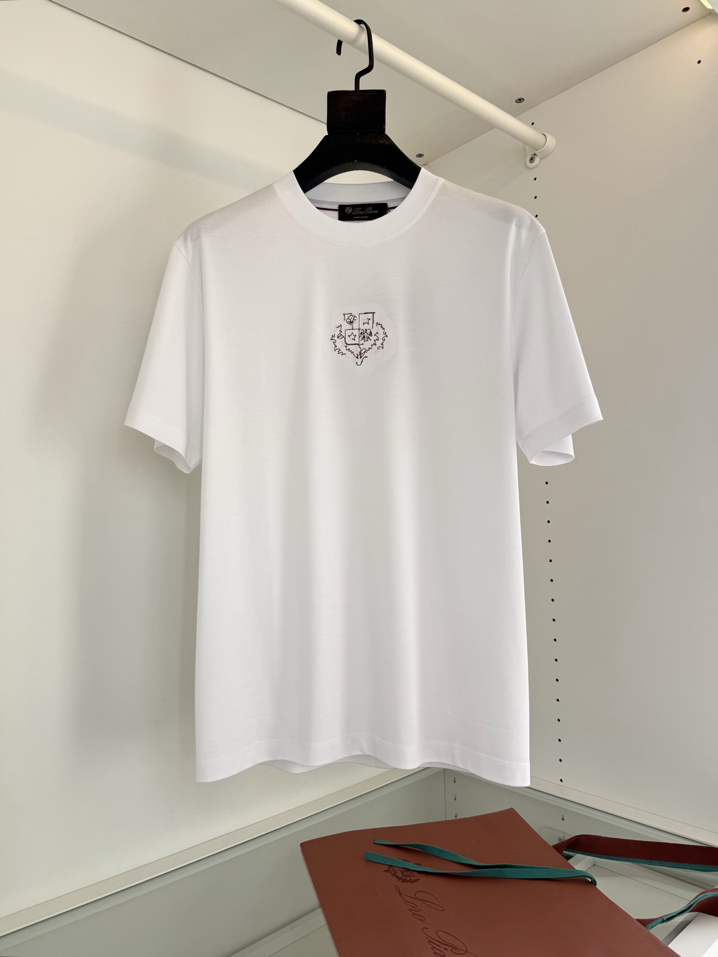 NO:774347,Lo*ro P*na Nuo Pianya 2026 Spring and Summer If you have extremely high requirements for fabrics, check out this one!  Mulberry silk linen combined with modal cotton blend. Versatile round neck short-sleeved T-shirt. The latest fabric of the brand. It has an excellent wearing experience and highlights the quality. The latest gradient LOGO embroidery design on the chest is embroidered with an imported Behringer embroidery machine. Masters with more than ten years of pattern making are very delicate. Look at the details. The pattern is fine and textured. Italian style tailoring. The chest slimming shirt is slightly loose at the lower body, making the upper body feel comfortable and tall.  The neckline slightly fits the neck, making the overall upper body look more youthful and fashionable. The fabric is made of mulberry silk linen combined with modal cotton blended material. The brand fabric has excellent comfort on the upper body. The surface has a warm glossy texture. It is skin-friendly, breathable and has a good sense of stiffness. The simple-looking design makes people look expensive at first glance. Full product order. Highly recommended for spring and summer. Color Black White Size M-3XL  Try on 172-148, suitable for L, men's clothing, T-shirt, tees, t-shirt,19860909Lo*ro Pi*na诺 u翩雅 2026春夏 对面料有极高要求的看这款！桑蚕丝亚麻结合莫代尔棉混纺 百搭款圆领短袖T恤衫 品牌最新面料 有着极好的穿着体验感的同时凸显品质质感 胸口最新的渐变LOGO刺绣的设计 采用进口百灵达绣花机刺绣.十几年的老师傅 制版 一针一线非常精致 看细节 图案精细而显质感 意式版型剪裁 胸口修身衣下身略微的宽松 让上身感舒适而显挺拔 领口微微贴合颈部,让整体上身更显年轻时尚 , 面料采用桑蚕丝亚麻结合莫代尔棉混纺材质 品牌面料 上身有着极好的舒适性 表面有着温润的光泽质感 亲肤 透气 又有很好的挺括感 看式简约的设计 给人一眼贵 全品相订单 春夏强烈推荐 颜色 黑色 白色 码数M-3XL 试穿172-148穿L合适,男装,T-shirt,tees，t-shirt,,Women's clothing