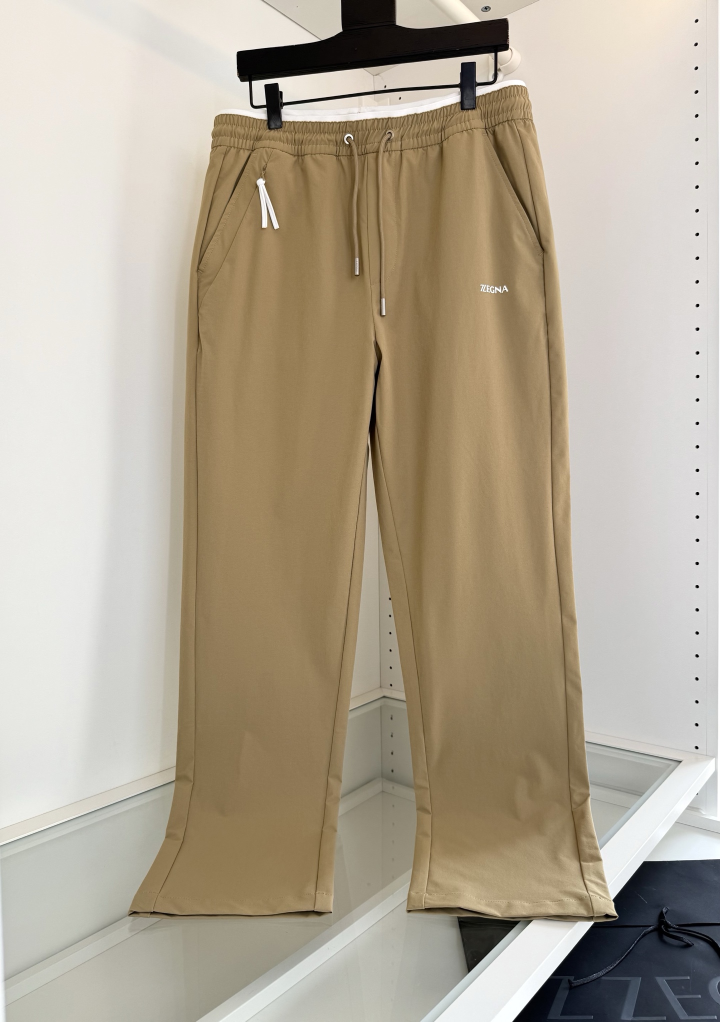 NO:774307,ZE*NA 2026 Spring and Summer 2 Straight-leg casual pants with elastic waist, elastic waist drawstring, brand logo embellishment on the pockets, pockets on both sides, convenient and practical, classic style every year, well-fitting tailoring, the upper body effect is very slim and always has a casual sense of relaxation. The fabric is made of polyester fiber blended material, with a silky feel. The upper body is comfortable and breathable. It has good elasticity and is good for casual sports. Color Black Blue Color Code M-3XL  Try on 172-148 waist size 2 feet 5, suitable for wearing L, men's clothing,19860909ZE*NA杰*亚 2026春夏 2 松紧腰直筒休闲裤 ,松紧腰部抽绳 口袋处品牌logo点缀 两侧插袋 方便实用 年年经典款式 合体的剪裁 上身效果非常显瘦 又有总随意的松弛感 面料采用聚酯纤维混纺材质, 手感丝滑 上身舒适透气 弹性好 休闲运动好搭配 颜色 黑色 蓝色 卡色 码数M-3XL 试穿172-148腰围2尺5穿L合适,男装,,Women's clothing